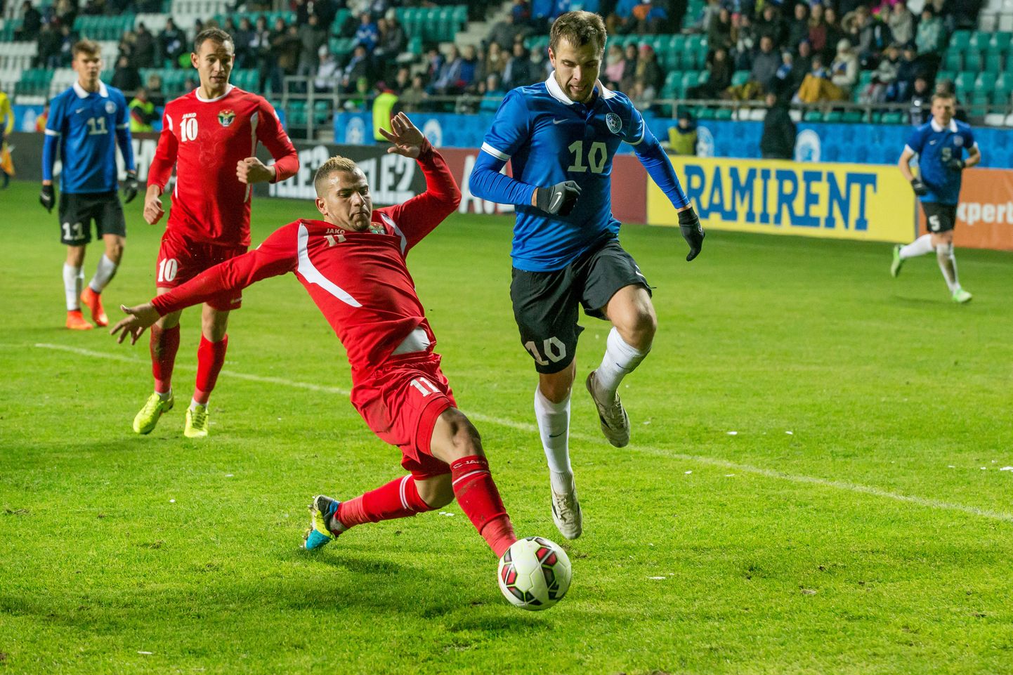 Sergei Mošnikov (paremal) Eesti jalgpallikoondise särgis.