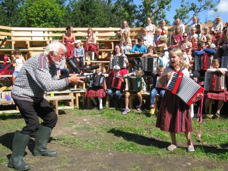 Kihnu pillilaagri laste ja nende juhendajate ühiskontsert 12. augustil Metsamaa pärimuskultuuri talu õues. Filmikaameraga on Mark Soosaar, kes on Liivi lahe suurima saare elust teinud mitu tõsielufilmi.