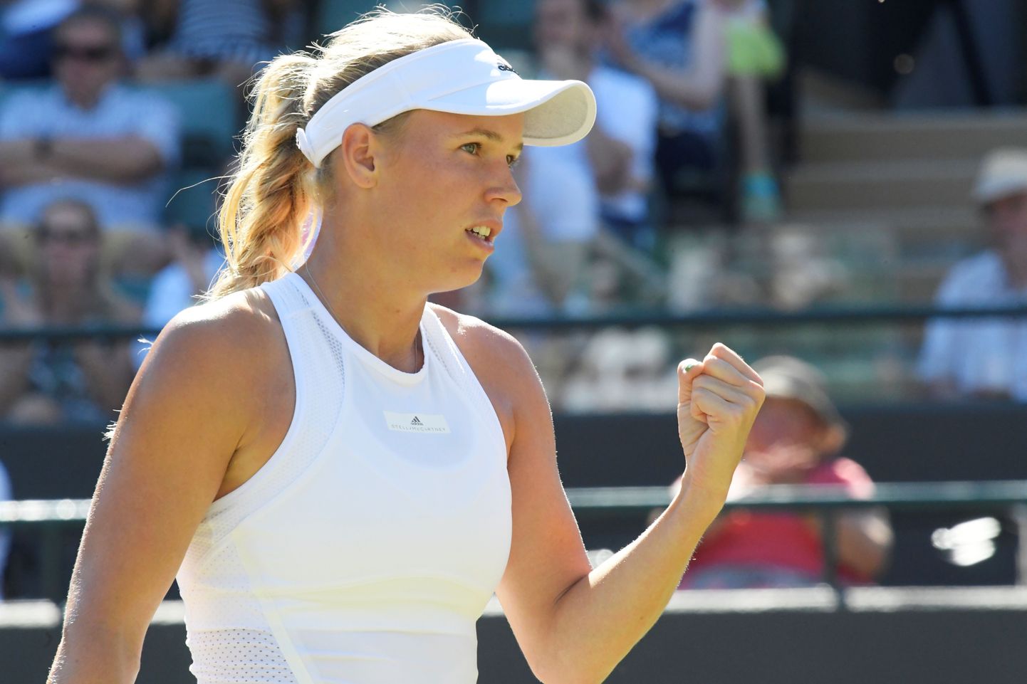 Caroline Wozniacki alistas Wimbledoni tenniseturniiri kolmandas ringis Anett Kontaveidi.