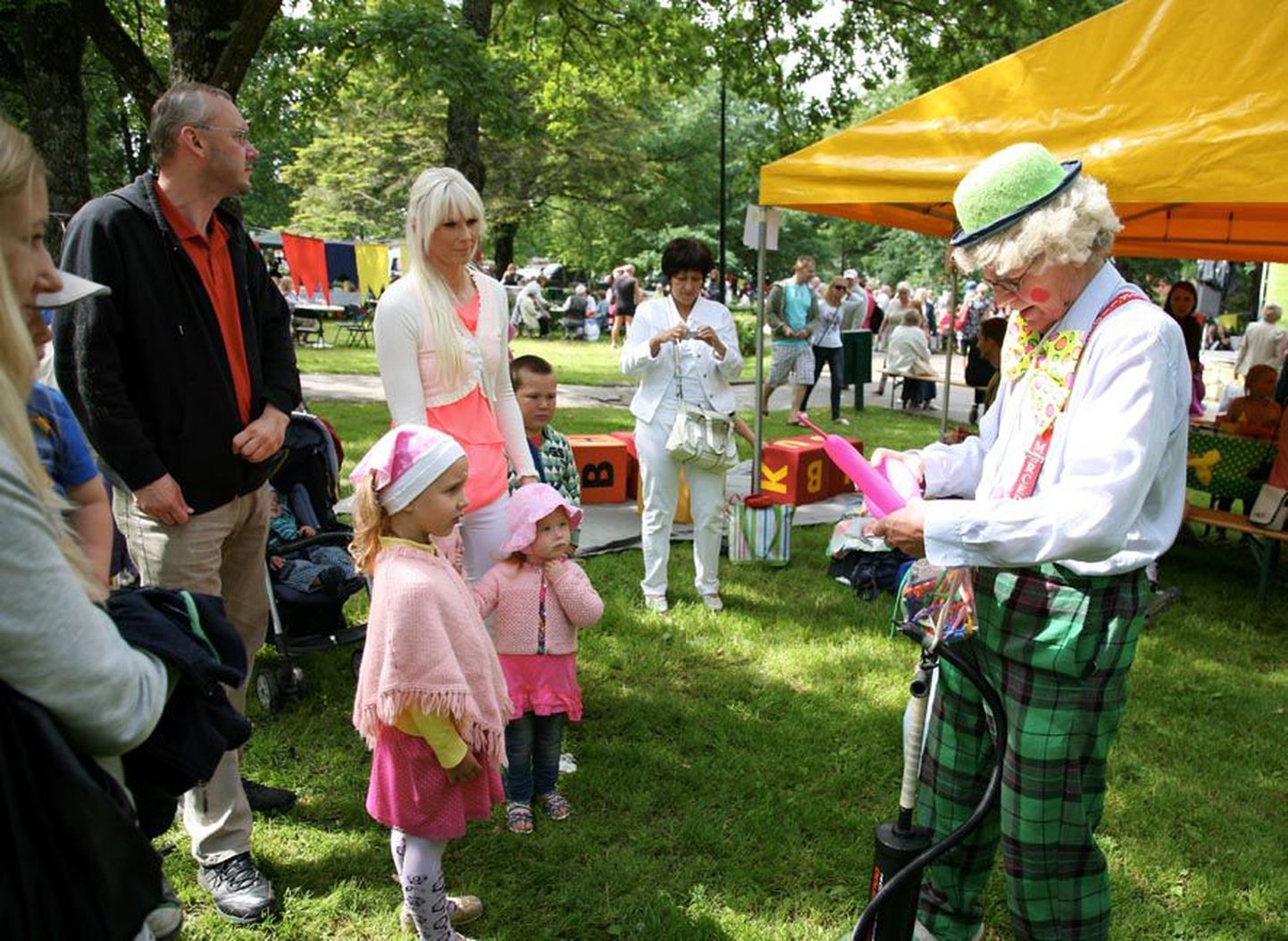 2012. aasta kreisilinnapäev tõi rahvast täis Lembitu pargi, kus lapsi oli lõbustama tulnud kloun.