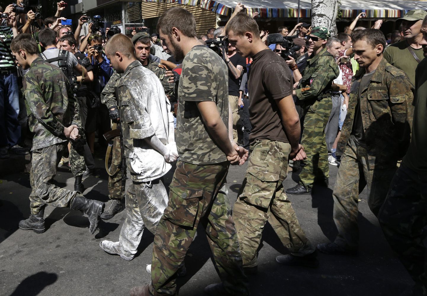 Terroristid sundisid vangistatud Ukraina valitsusvägede sõdureid marssima Donetski kesklinnas.