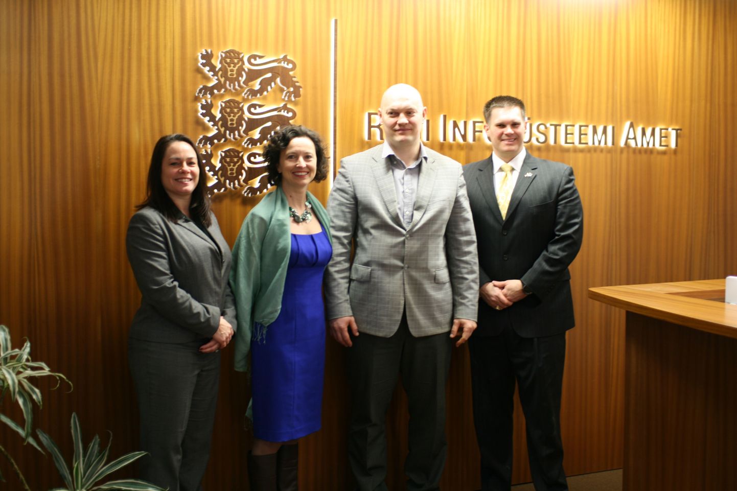 Täna külastas Riigi Infosüsteemi Ametit Ameerika Ühendriikide saatkonna delegatsioon eesotsas saatkonna asejuht Elisabeth Horstiga (vasakult teine).