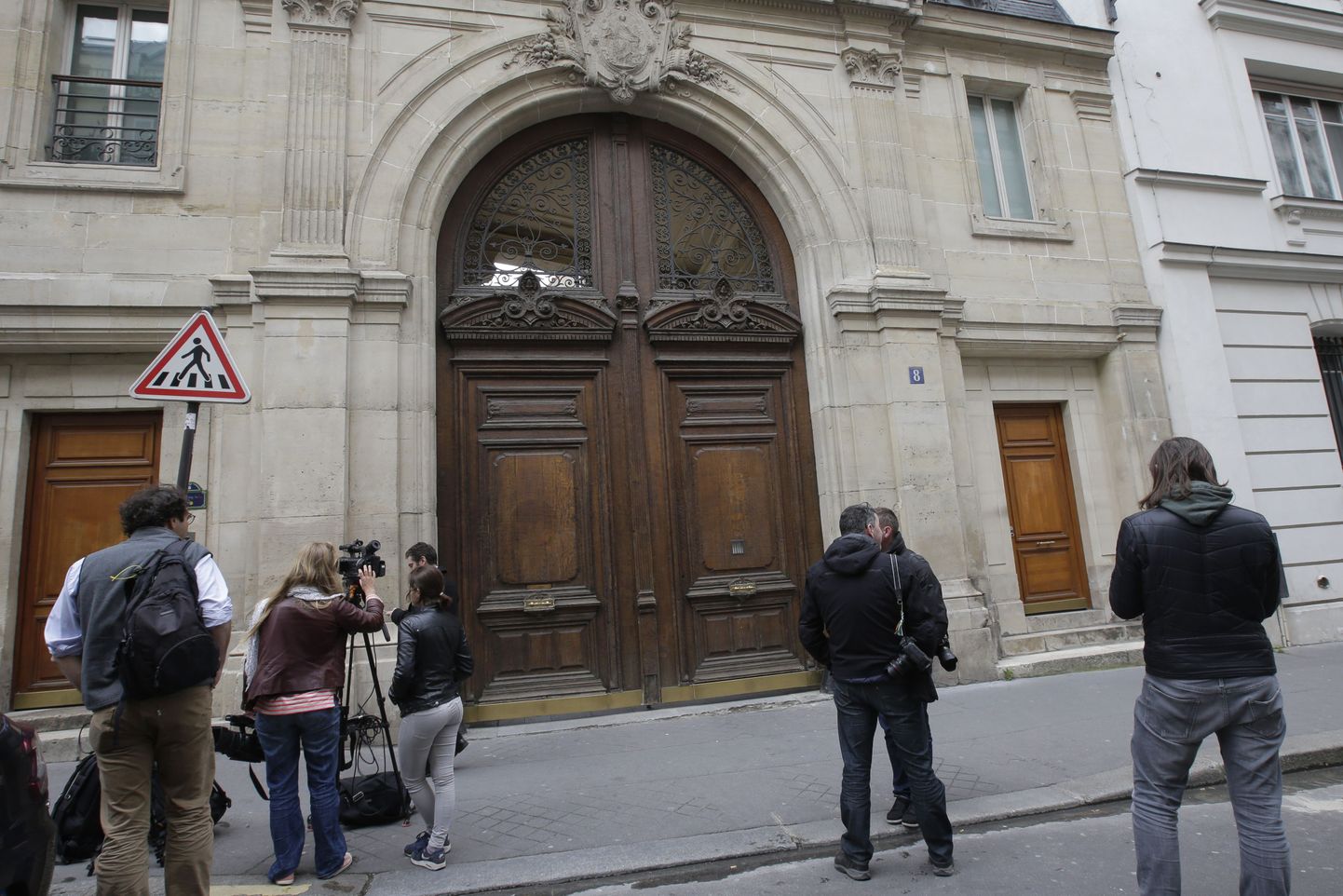 Meediaväljaannete esindajad ootavad Google'i ühe Pariisi kontori uste taga samal ajal, kui kohalik politsei seal haarangut läbi viis.