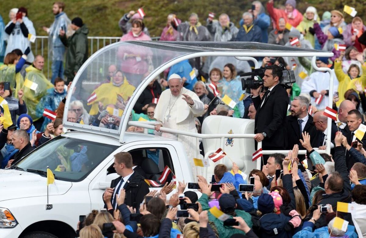 Pāvests Francisks ar “papamobili” Aglonā. Viņa desmit stundas ilgā vizīte Latvijā 2018. gadā izmaksāja 1,16 miljonus eiro. Puse tika Aglonas bazilikas draudzei ietvju labošanai, fasādes atjaunošanai teritorijas labiekārtošanai. Pārējais Aglonas pašvaldībai un dažādām valsts iestādēm, kas rūpējās, lai vizīte aizritētu bez aizķeršanās. Foto: