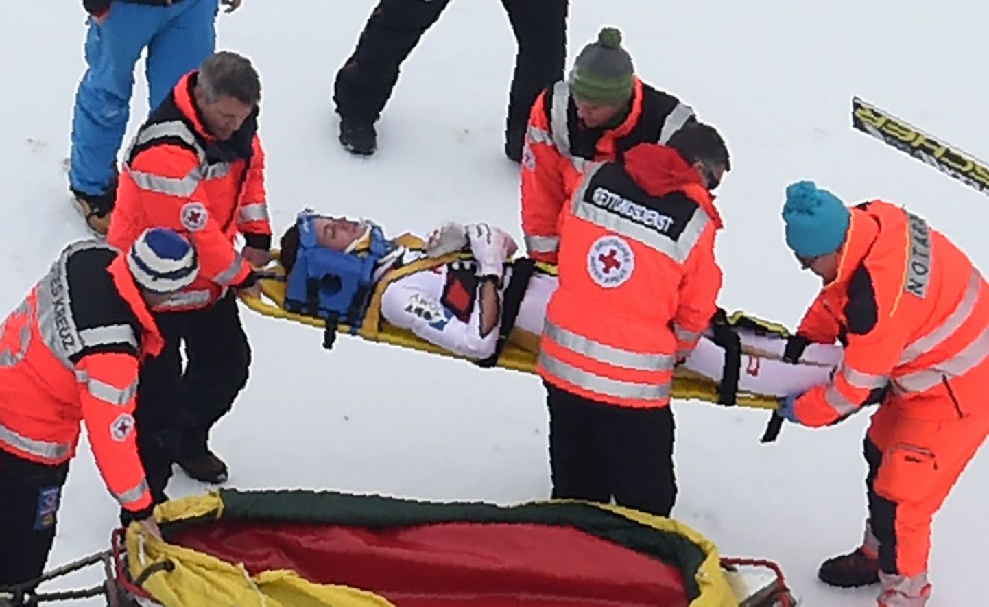 Gregor Schlierenzauer kukkus Oberstdorfis valusalt ja vigastas põlve.