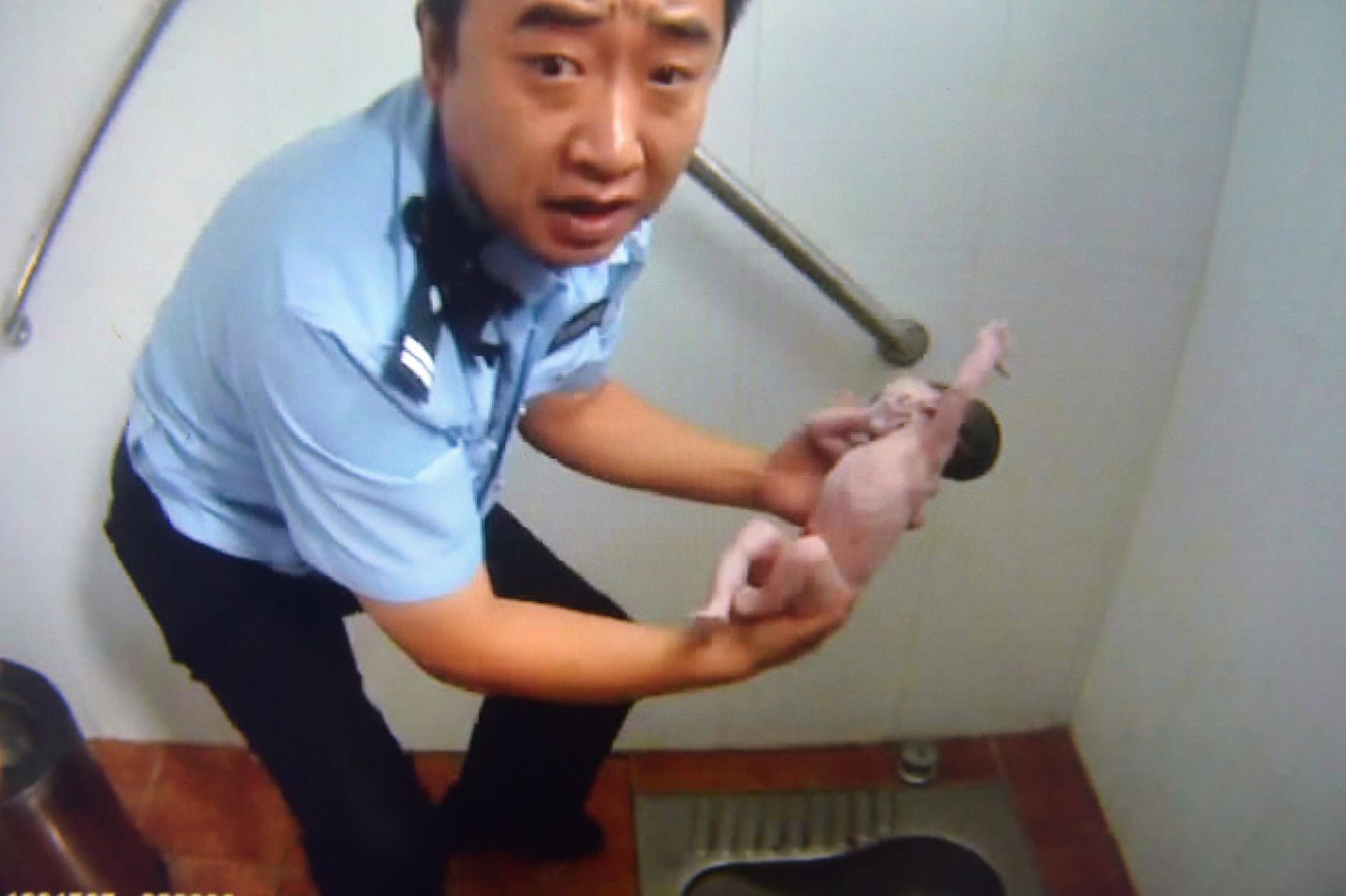 Pekingis päästeti vastsündinud tüdruk WC-poti torust