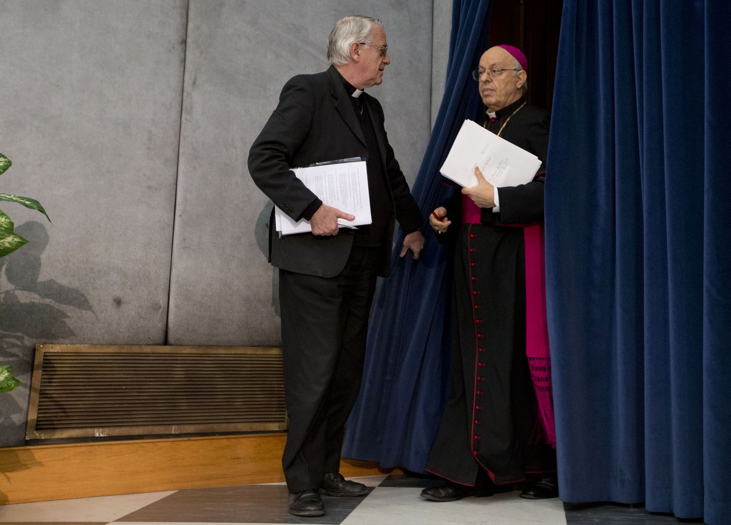 Vatikani esindaja Federico Lombardi (vasakul) tervitab monsenjöör Lorenzo Baldisserit, kes esitles paavsti reformikava.