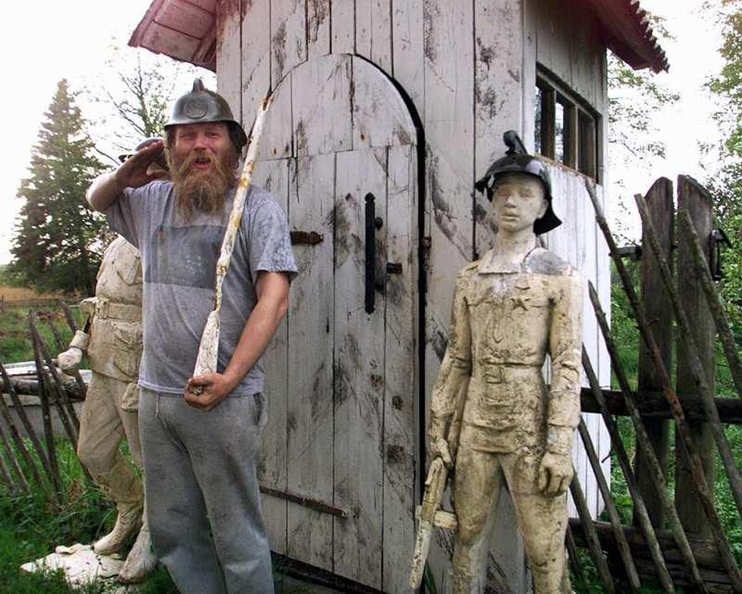 Skulptor Simson von Seakyl kodutalu kemmergu ees.