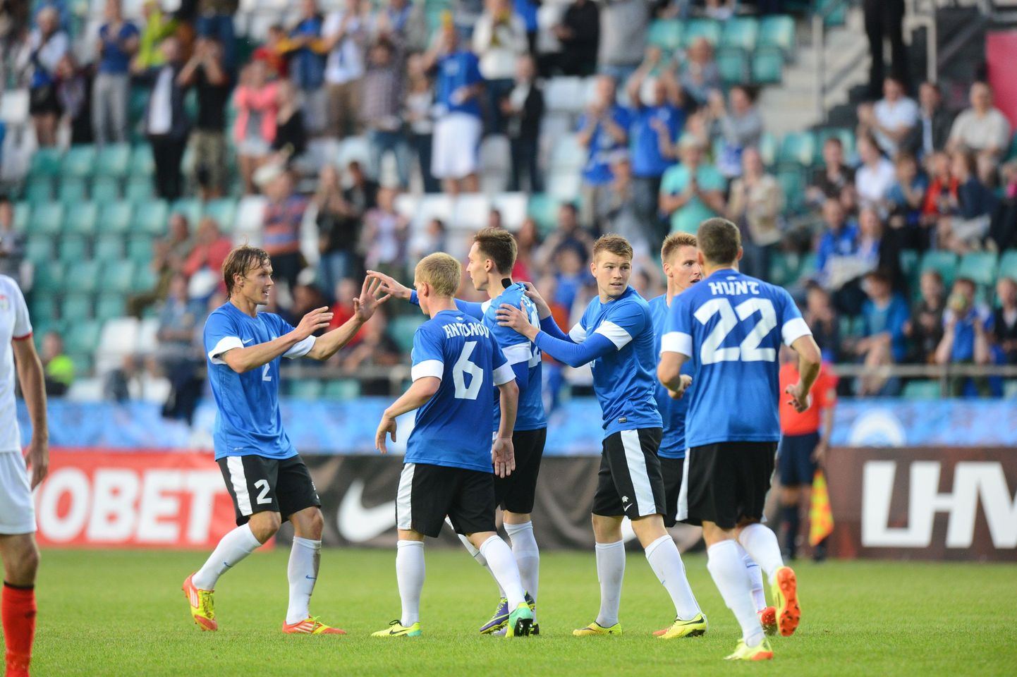 Eesti ees said mängus Tadžikistaniga jala valgeks Hannes Anier (paremal kolmas) ja Siim Luts (vasakult kolmas)
