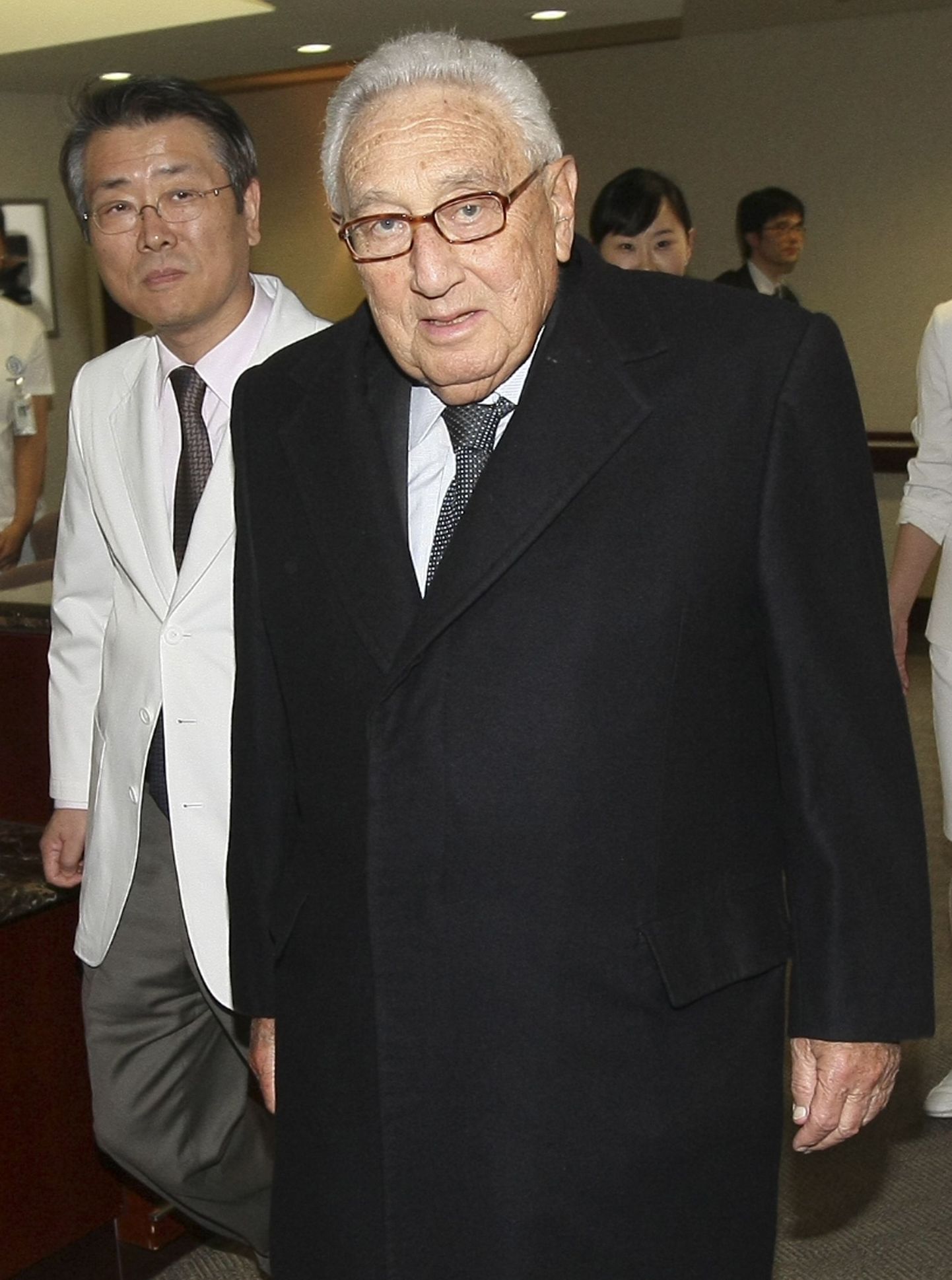 Henry Kissinger (esiplaanil) lahkub Soulis Severance'i haiglast.