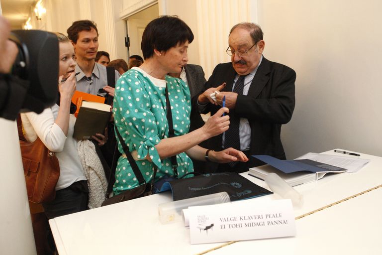 Steinway kaanel 6. mail 2009 autogramme andnud Umberto Eco määris sõrmed sulepeaga tindiseks.