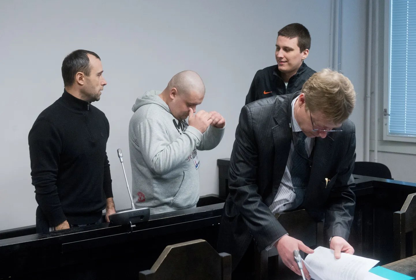 Uimastootjad kohtupingis – amfetamiini valmistanud Gotthard Šreiberg (vasakul), tema palganud Andrei Železkin (heledas dressis) ning Marjan Tinitski, esiplaanil meeste kaitsja.