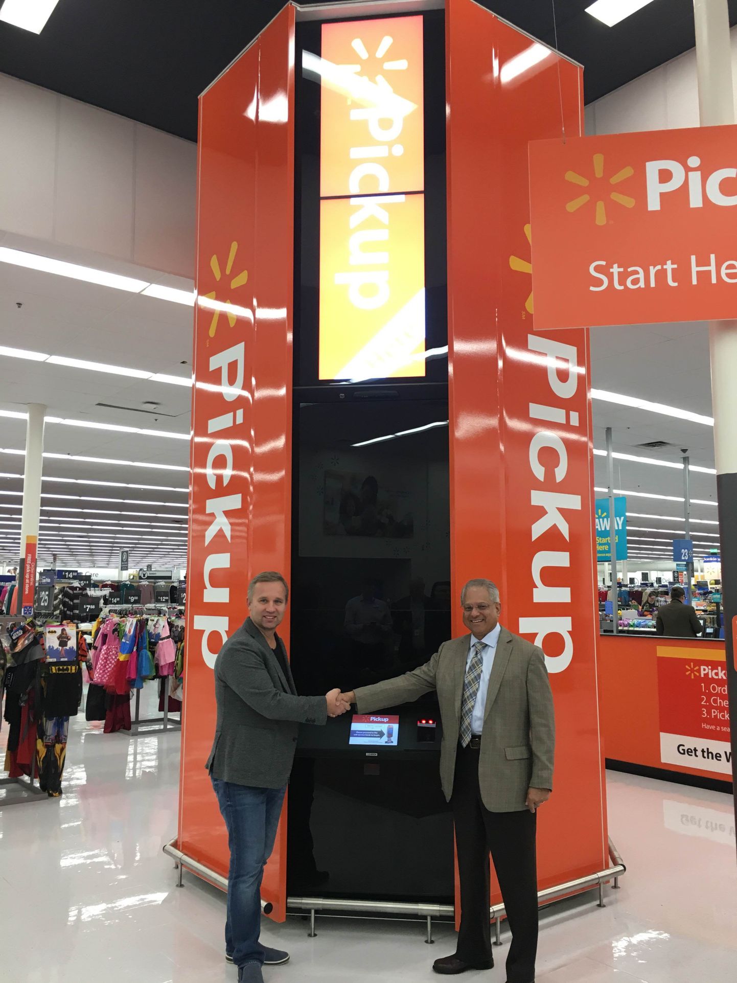 Cleveroni juht ja omanik Arno Kütt (vasakul) kätles Bentoville´is asuva Walmarti number 1 kaupluse peaukse kõrval asuva pakiroboti ees Bell and Howelli juhatuse esimehe Ramesh Rataniga.