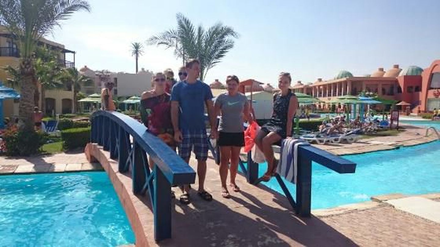 Pärnakas Elvis Pärtel koos teiste Eesti turistidega ootavad Egiptuse kuurordis Sharm el-Sheikhis hotellis kojulendu Eestisse.