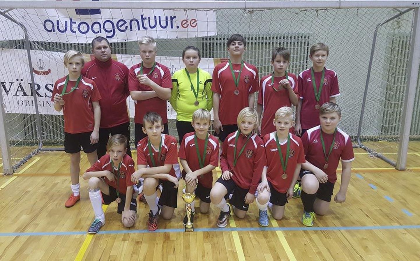 Suure-Jaani Unitedi poisid teenisid laupäeval Viljandis peetud saalijalgpalliturniiril maakonna parima võistkonnana kolmanda koha.