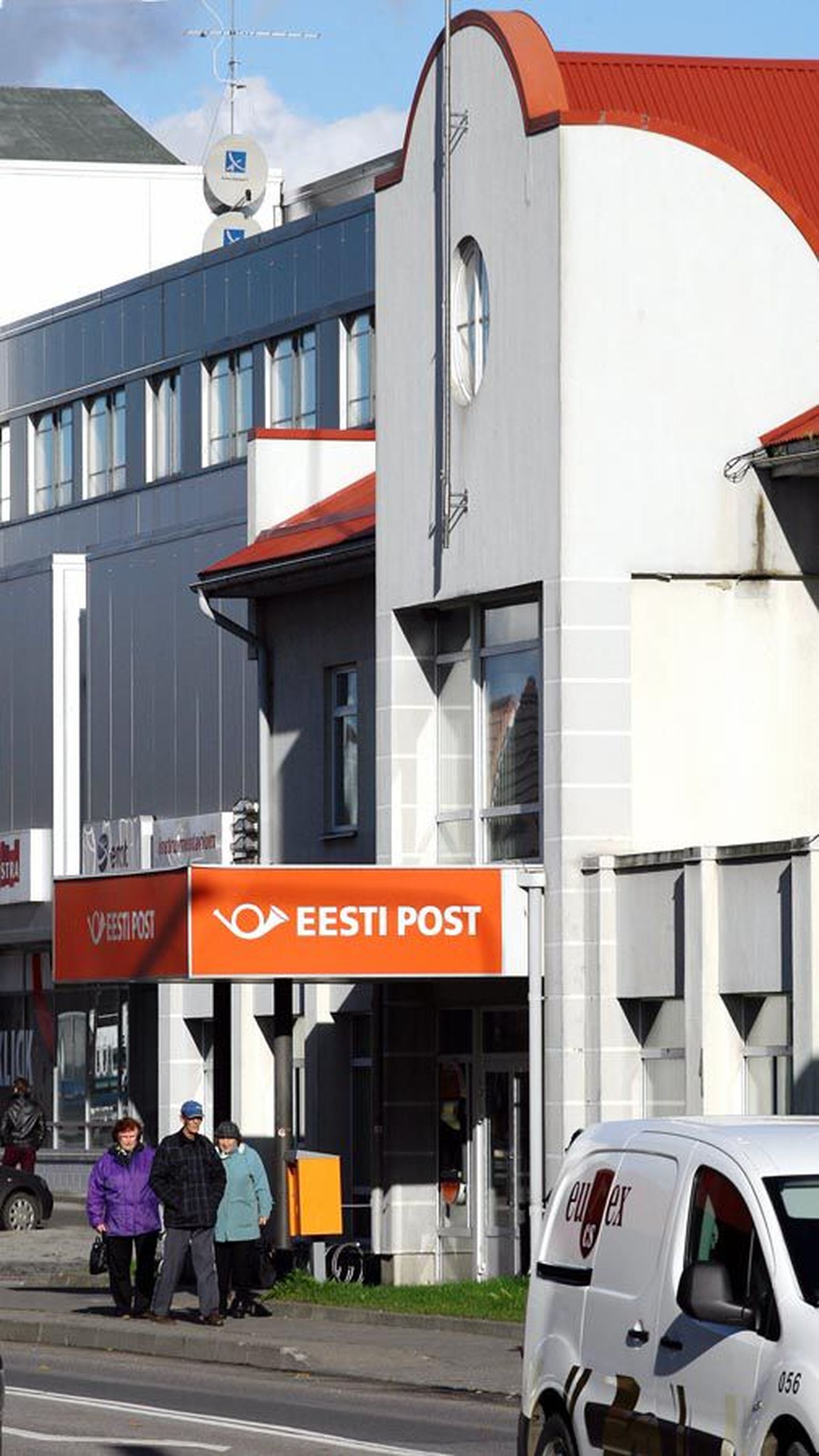 Viljandi Centrum ostis Eesti Posti maja ära. See on kavas lammutada ning rajada selle asemele kaubanduskeskus.