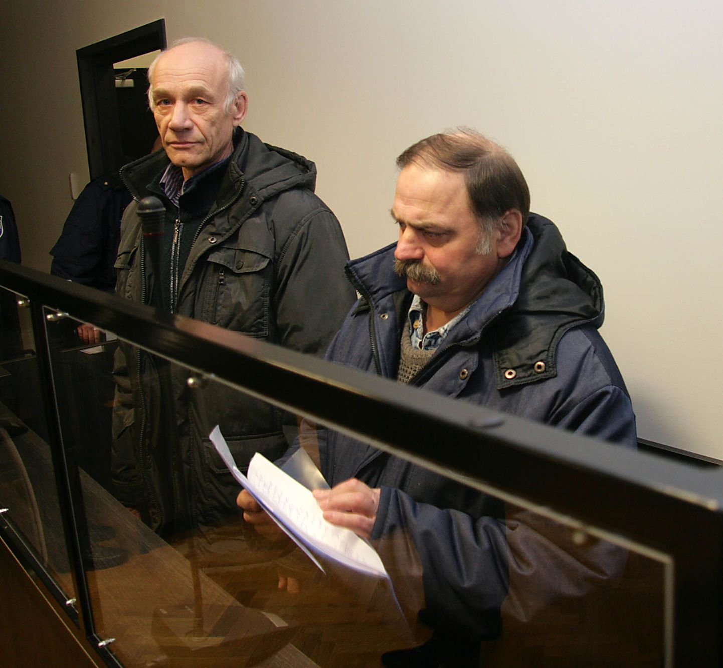 Viru maakohus tunnistas 13. novembril 63-aastase Mihail Suhušini ja 54-aastase Aleksandr Ladurovi süüdi Eesti-Vene ajutise kontrolljoone ületamises ning karistas neid kokkuleppemenetluse korras kahe kuu ja üheksa päeva pikkuse vangistusega.