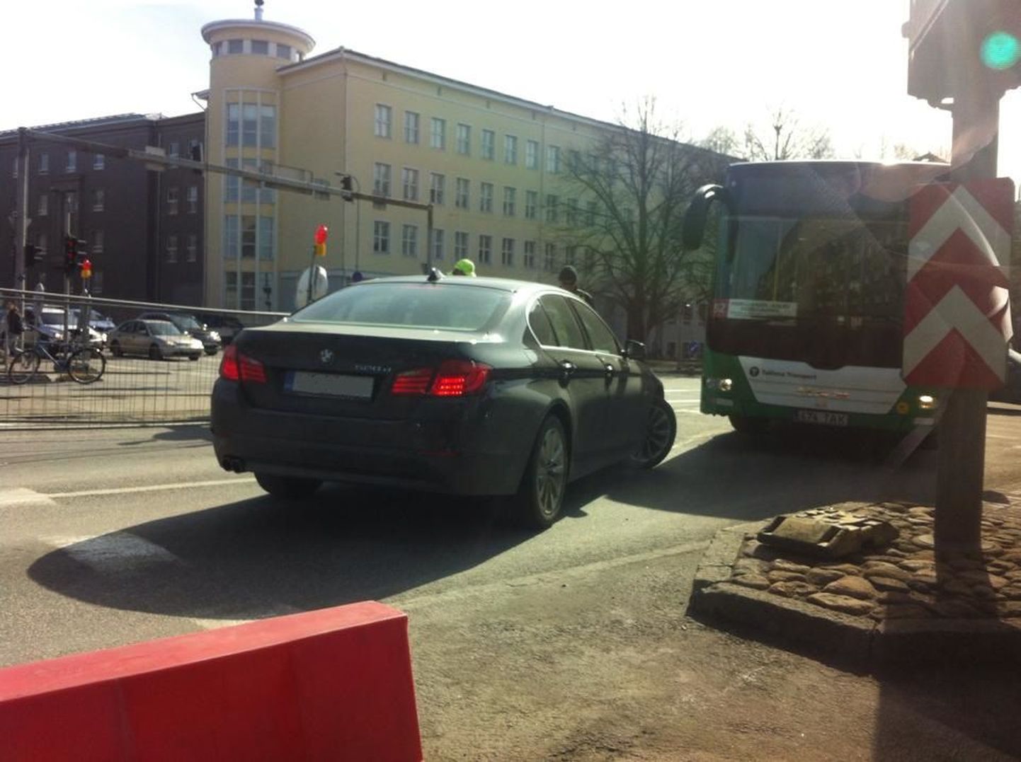 BMW, mille juht veel Pärnu maantee liikluskorralduse muudatusest teadlik pole.