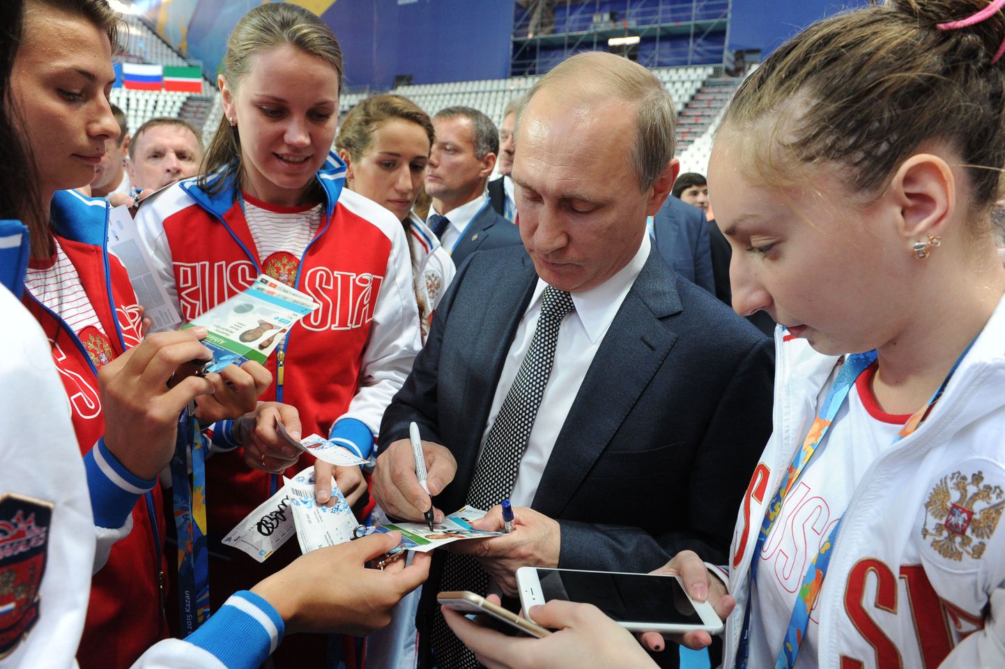 Президент России Владимир Путин во время встречи с членами сборной страны по водным видам спорта на стадионе «Казань-Арена» заявил, что мог бы попробовать заняться водным поло.