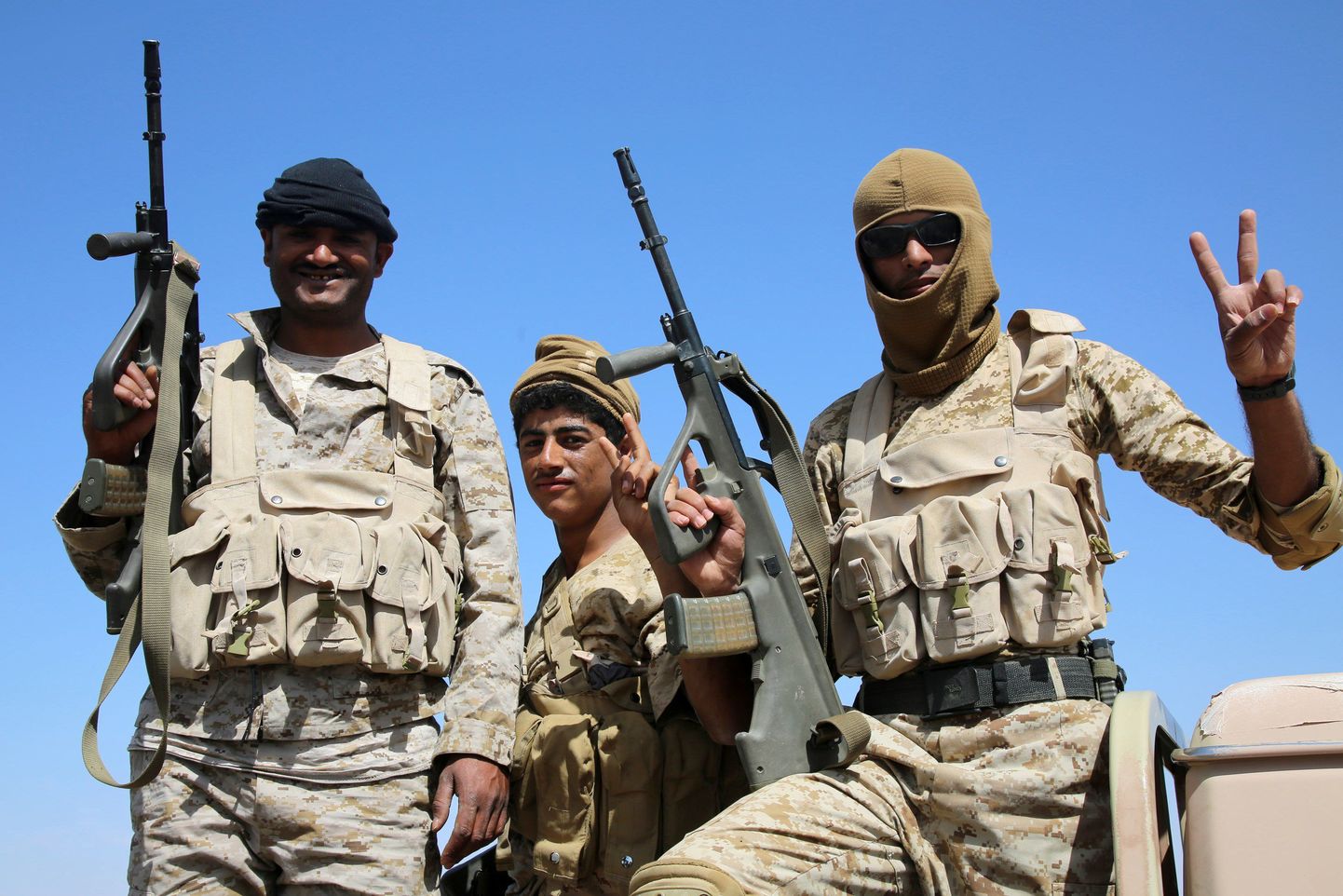 Jeemeni valitsusvägesid toetavad võitlejad.
