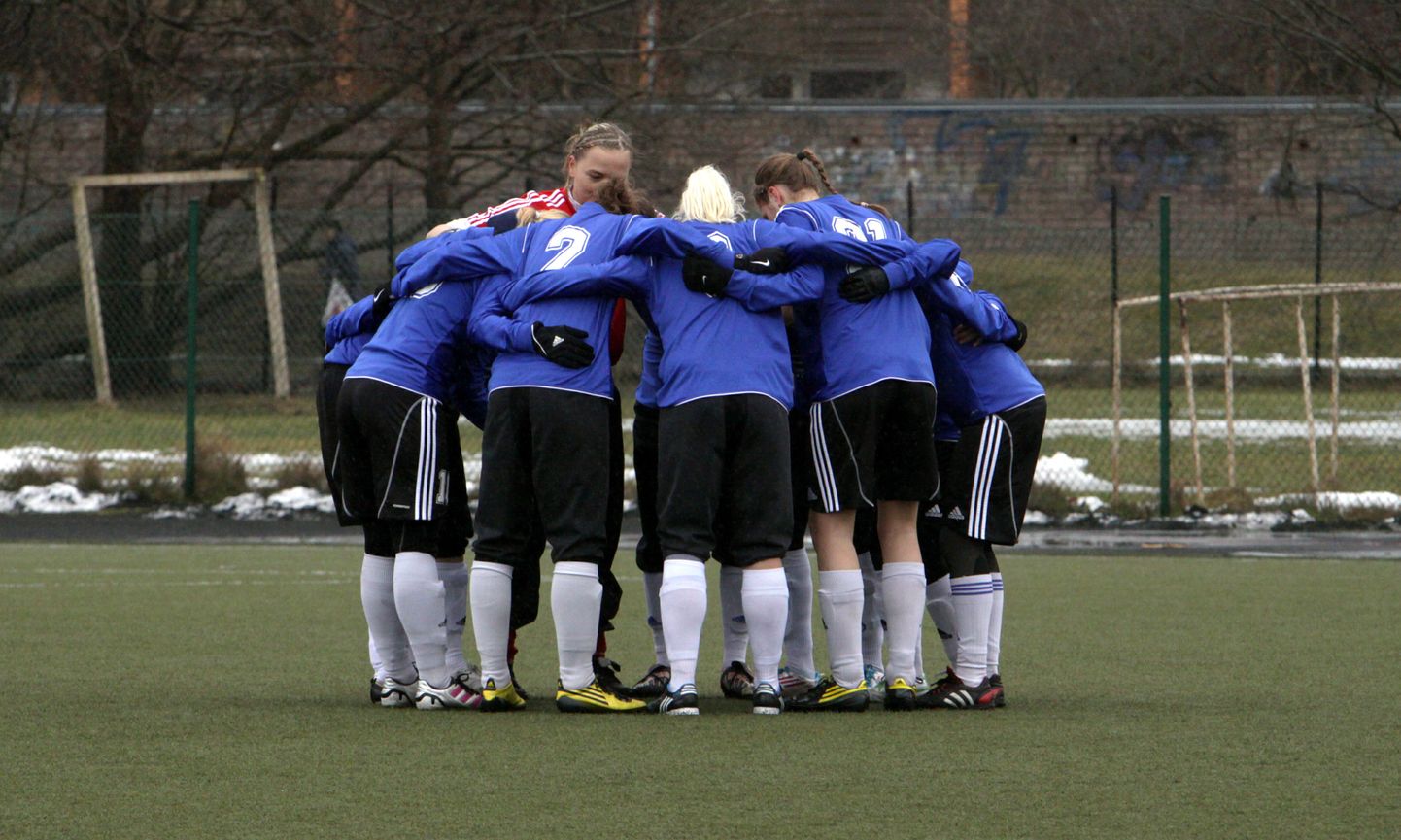 Pärnu jalgpalliklubi naiskond mänguks valmistumas.