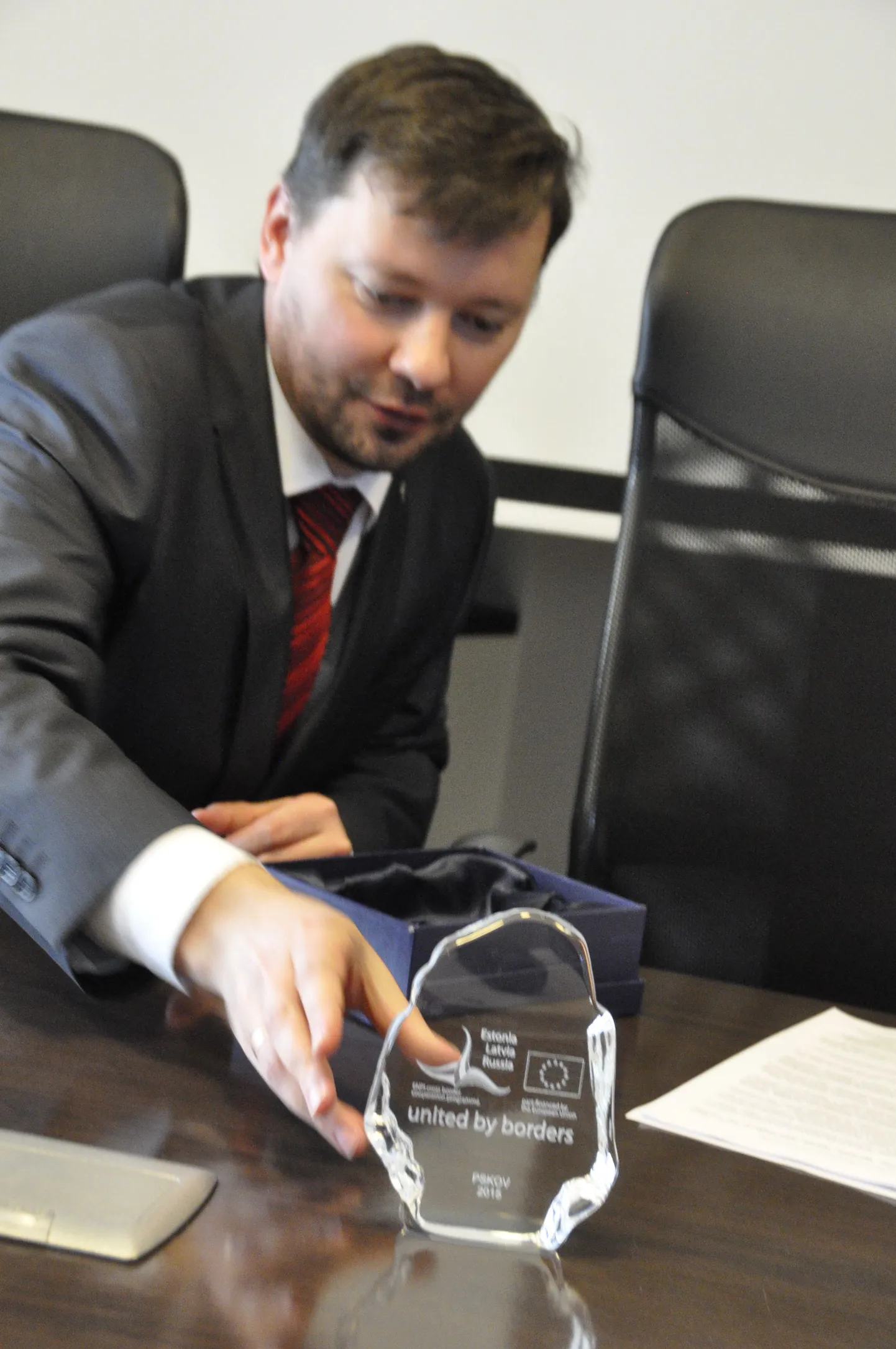 Директор департамента развития и экономики Георгий Игнатов с одной из полученных наград.