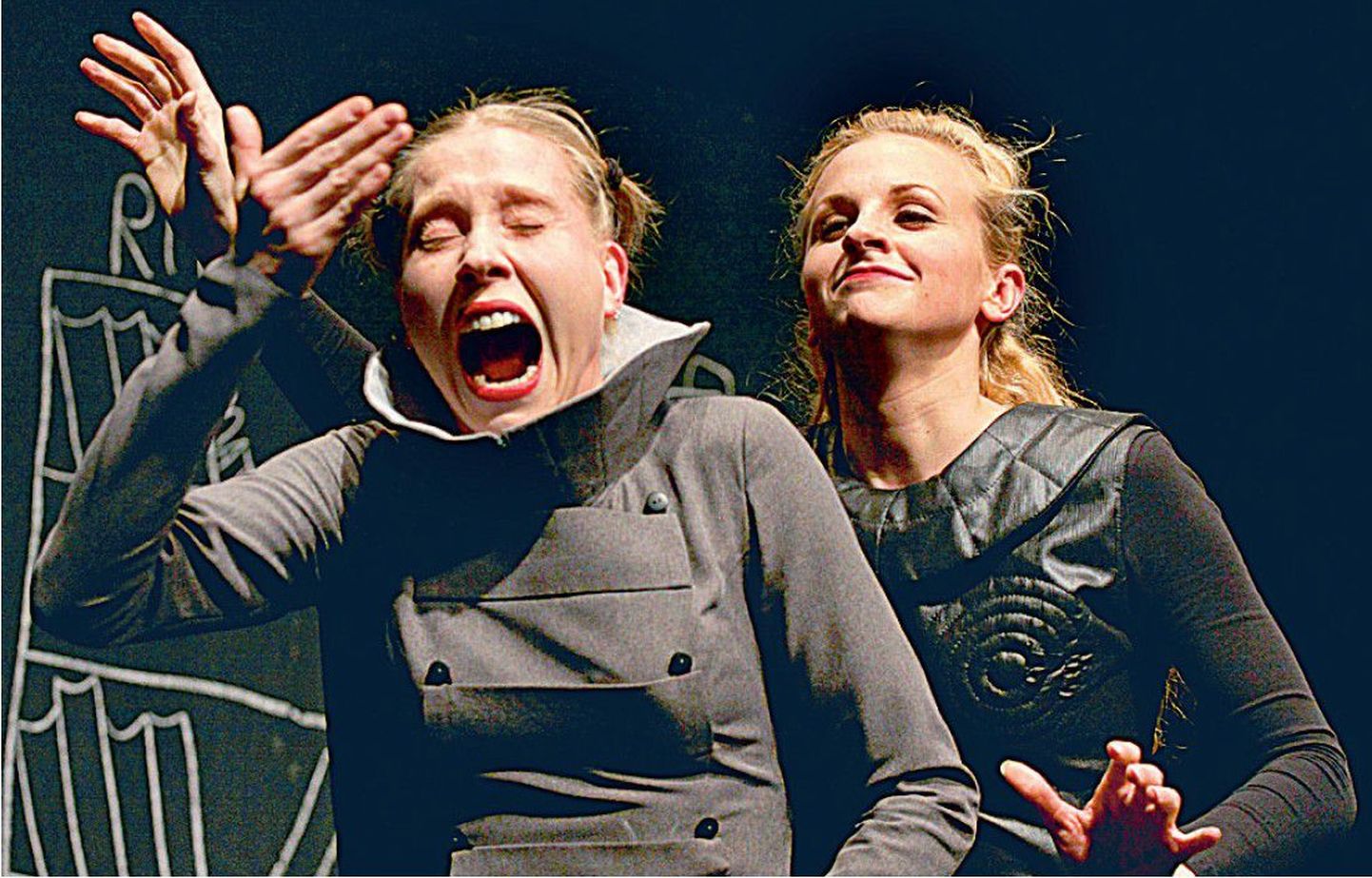 Elina Pähklimägi (paremal) ja Katariina Lauk VAT Teatri uues lavastuses «Misantroop».