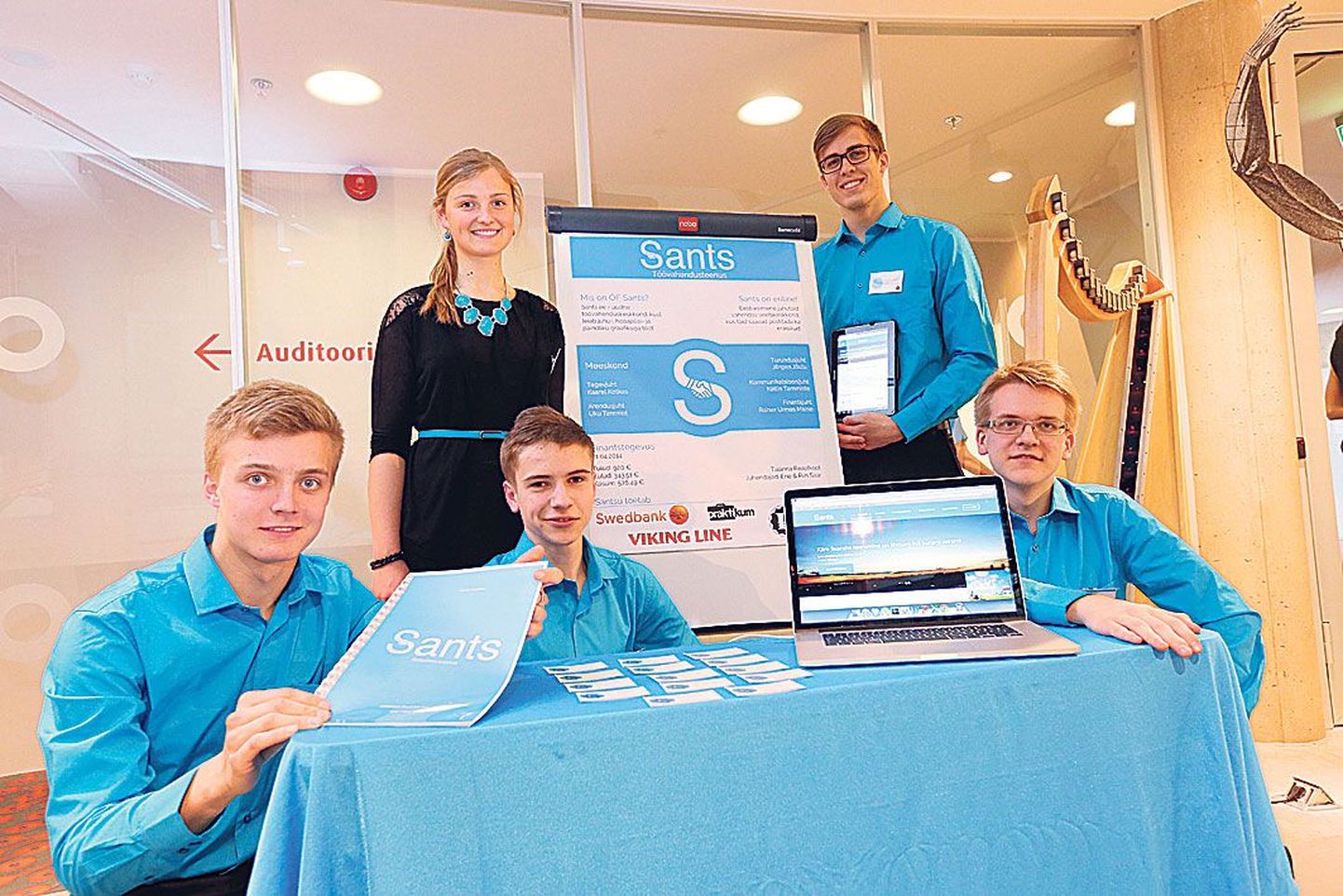 Kolmanda koha saanud õpilasfirma Sants: esimeses reas vasakult Kaarel Kotkas, Uku Tammet ja Rainer Urmas Maine, seisavad Kätlin Tammiste ja Jörgen Jõulu.