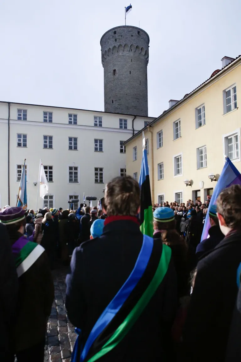 Kell 7.34 heisati hümni saatel Pika Hermanni torni Eesti lipp. Tseremooniat jälgis tuhatkond inimest, nende seas ka Laine Randjärv.
