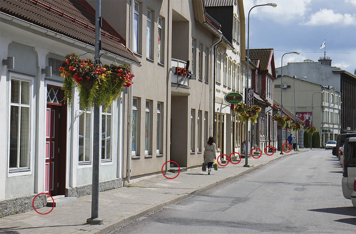 Viljandi esindustänavaks peetava Tartu tänava esimesel ligi 150 meetril ei ole ühel pool teed jalakäijate tarvis ühtki prügikasti. Omaaegses heakorraeeskirjas sisaldus punkt, mille kohaselt pidanuks see olema iga tegutseva äri ukse ees (tähistatud punase ringiga).