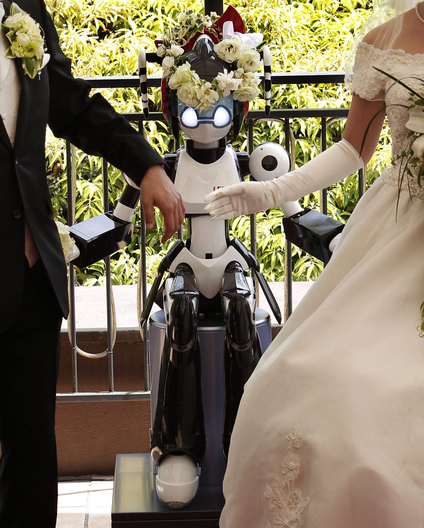 I-Fairy robot ja abiellunud paar