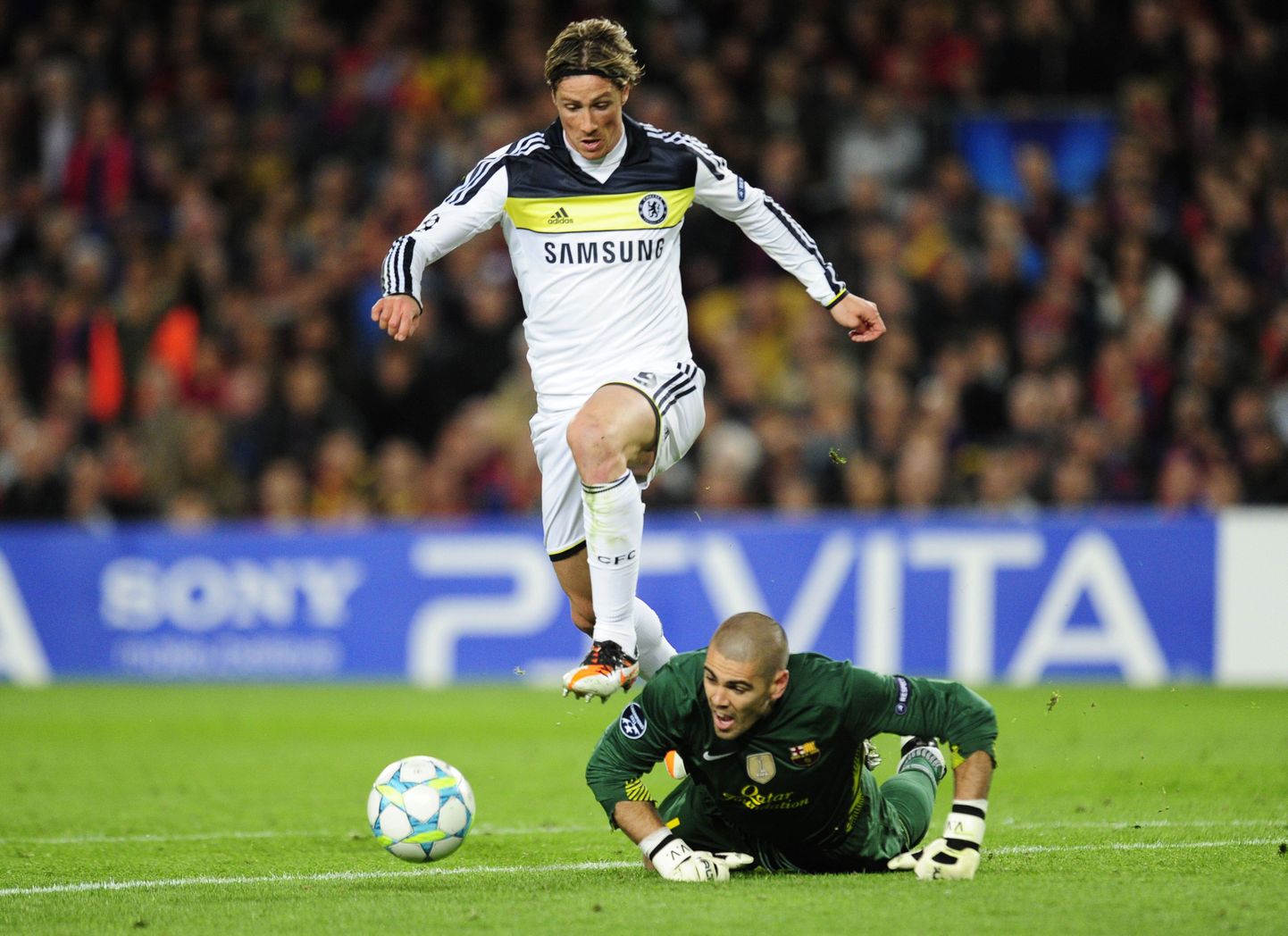 Fernando Torres (valges) on mänginud ennast mööda Victor Valdesist ja lööb värava, mis kindlustab Chelseale Meistrite liiga finaalikoha.