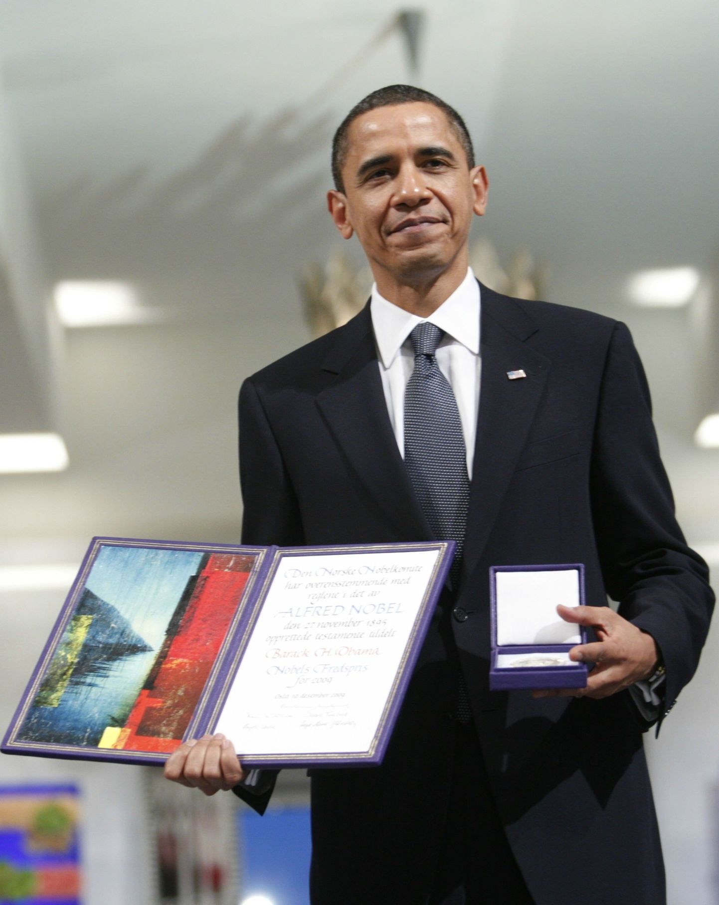 USA president Barack Obama 2009. aastal Nobeli rahupreemia tunnistuse ja medaliga.