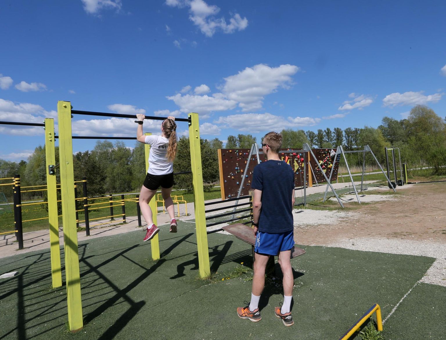 Tähtvere välijõusaalis on head võimalused lõuatõmmeteks ja akrobaatikaks, aga vanematele inimestele sobivaid trenažööre seal pole.