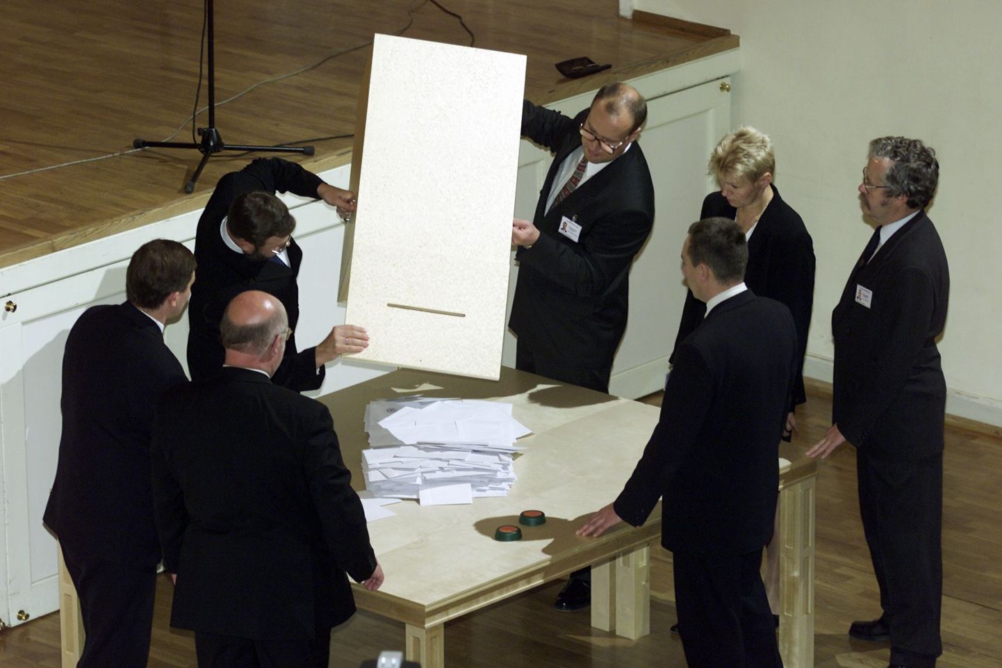 Valimiskogus valituks osutumiseks peab kandidaat saama valijameeste enamuse hääled, tänavuse 335 liikme puhul oleks piir seega 168 häält. Pildil häälte lugemine Estonia kontserdisaalis 2001. aastal, mil Arnold Rüütel võitis teises voorus Toomas Savi.