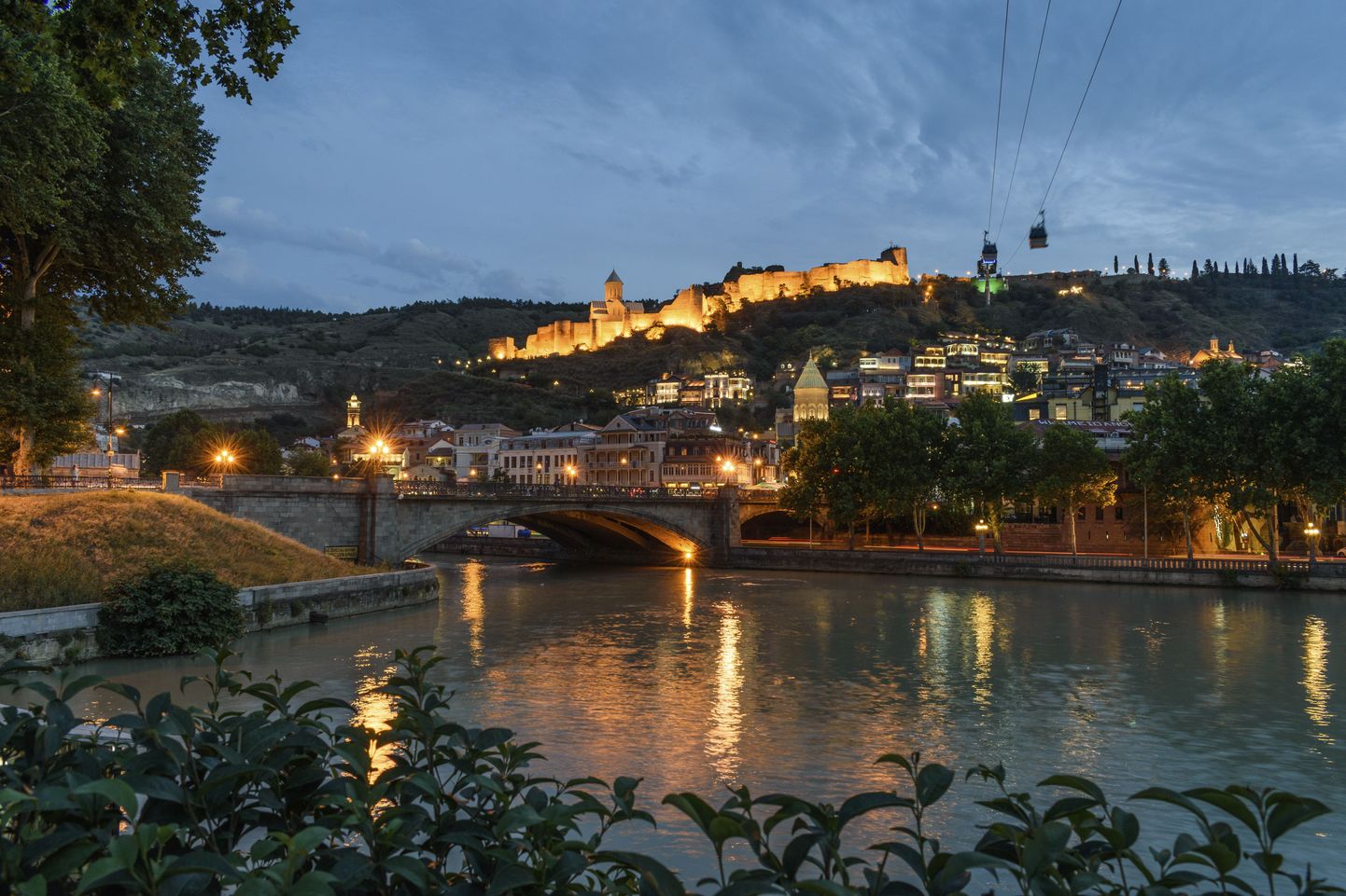 Kura jõe sild, öine Tbilisi