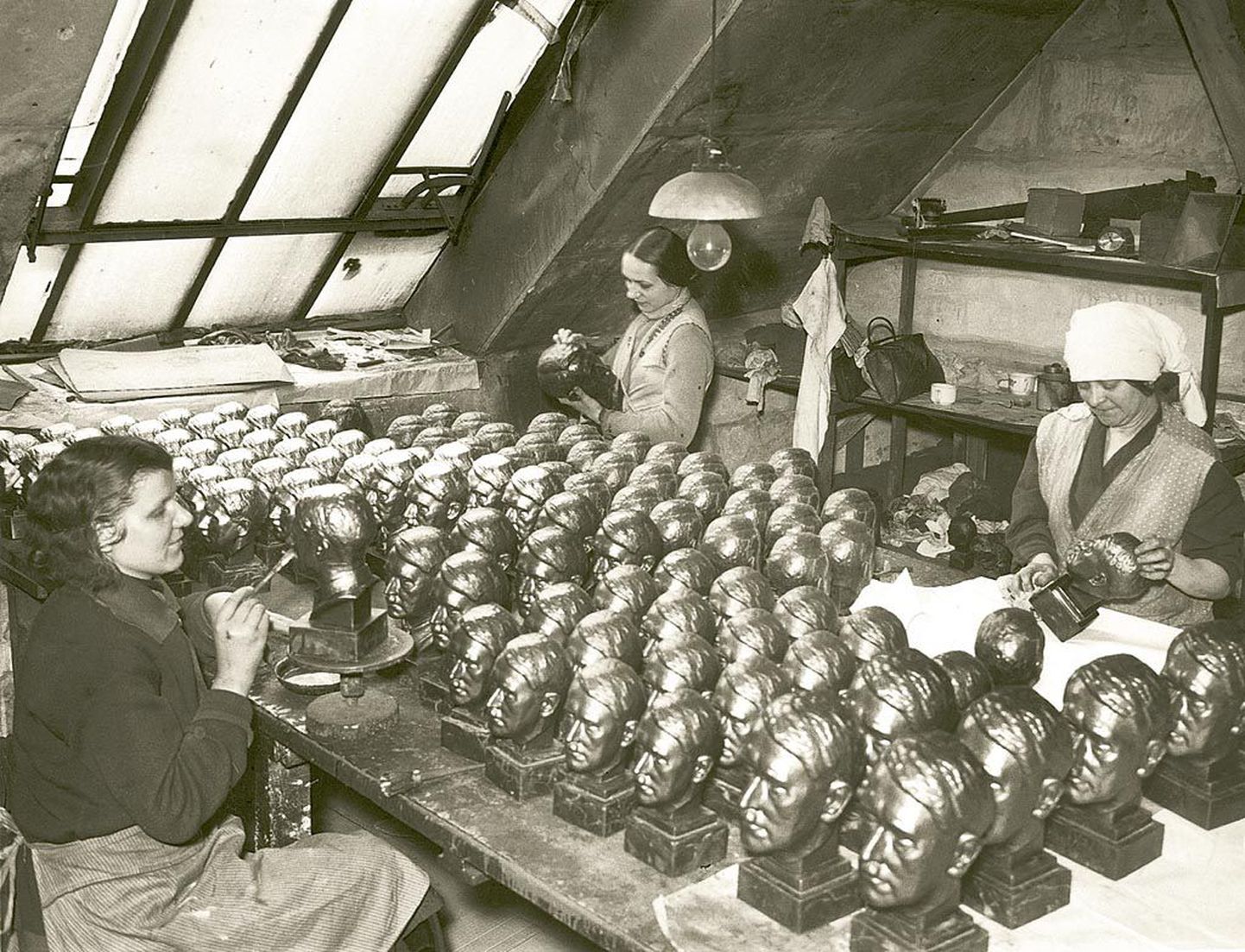 Hitleri büstide tööstuslik valmistamine 1937. aastal.