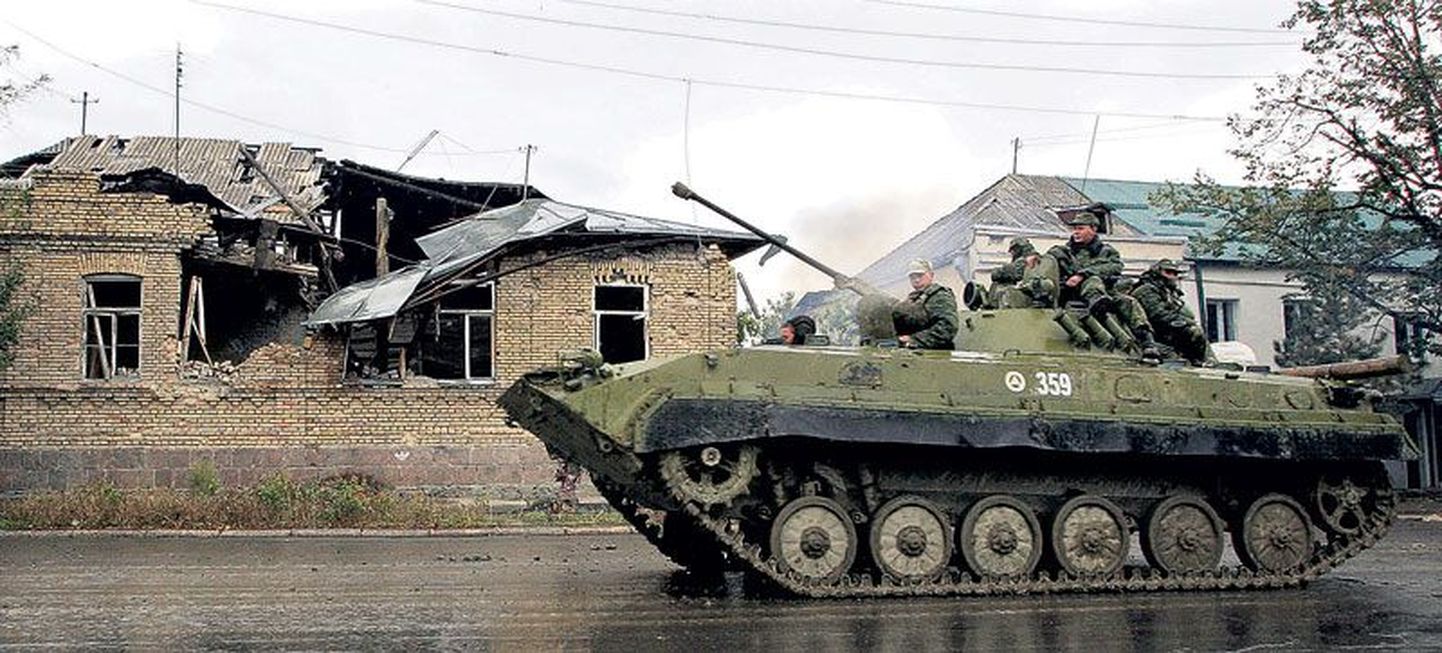 Vene tankid Gruusias Karaleti küla lähistel, mis asub Vene vägede kontrolli all oleva puhvertsooni lähedal.
