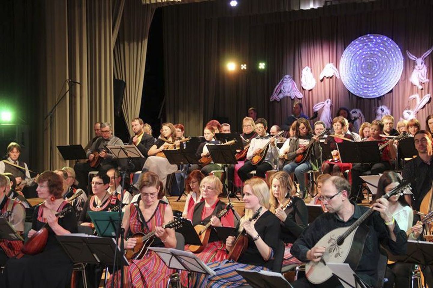 Lehtse kultuurimajas musitseeris korraga üle kaheksakümne mandoliinimängija, neile elas kaasa saalitäis rahvast.