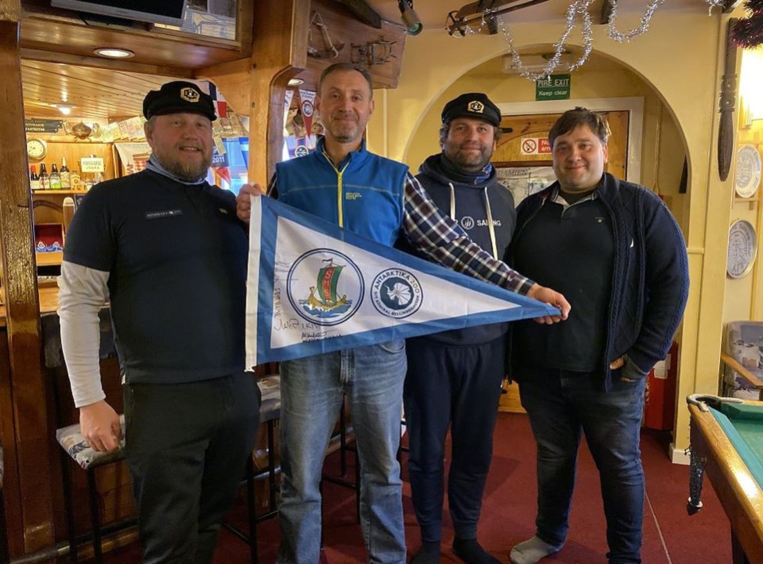 Saaremaa Merispordi Selts jättis oma vimpli maailma lõunapoolseimasse baari. Ukraina baasi ülemale (vimpliga), andsid selle üle (vasakult) kapten Indrek Kivi ja mehaanikud Priit Kuusk ja Märten Vaikmaa.
