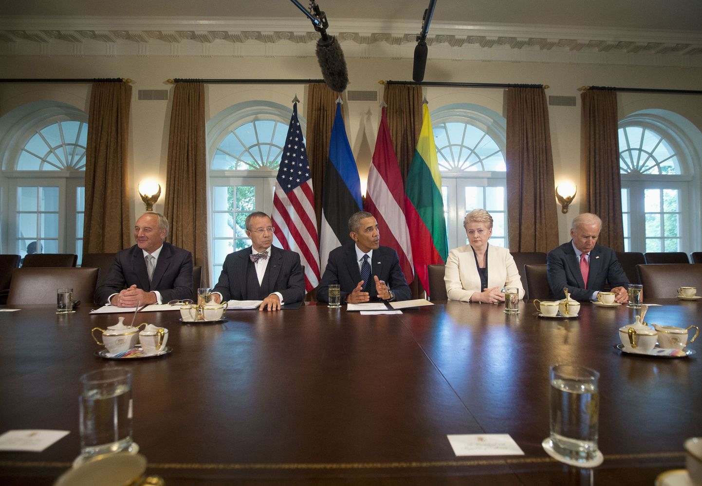 На встрече президентов Латвии, Литвы и Эстонии в Вашингтоне с президентом США Бараком Обамой американская сторона заверила собеседников в том, что сотрудничество в Балтийском регионе будет продолжено и расширено по вопросам экономики и безопасности, что позволяет решать глобальные вызовы.