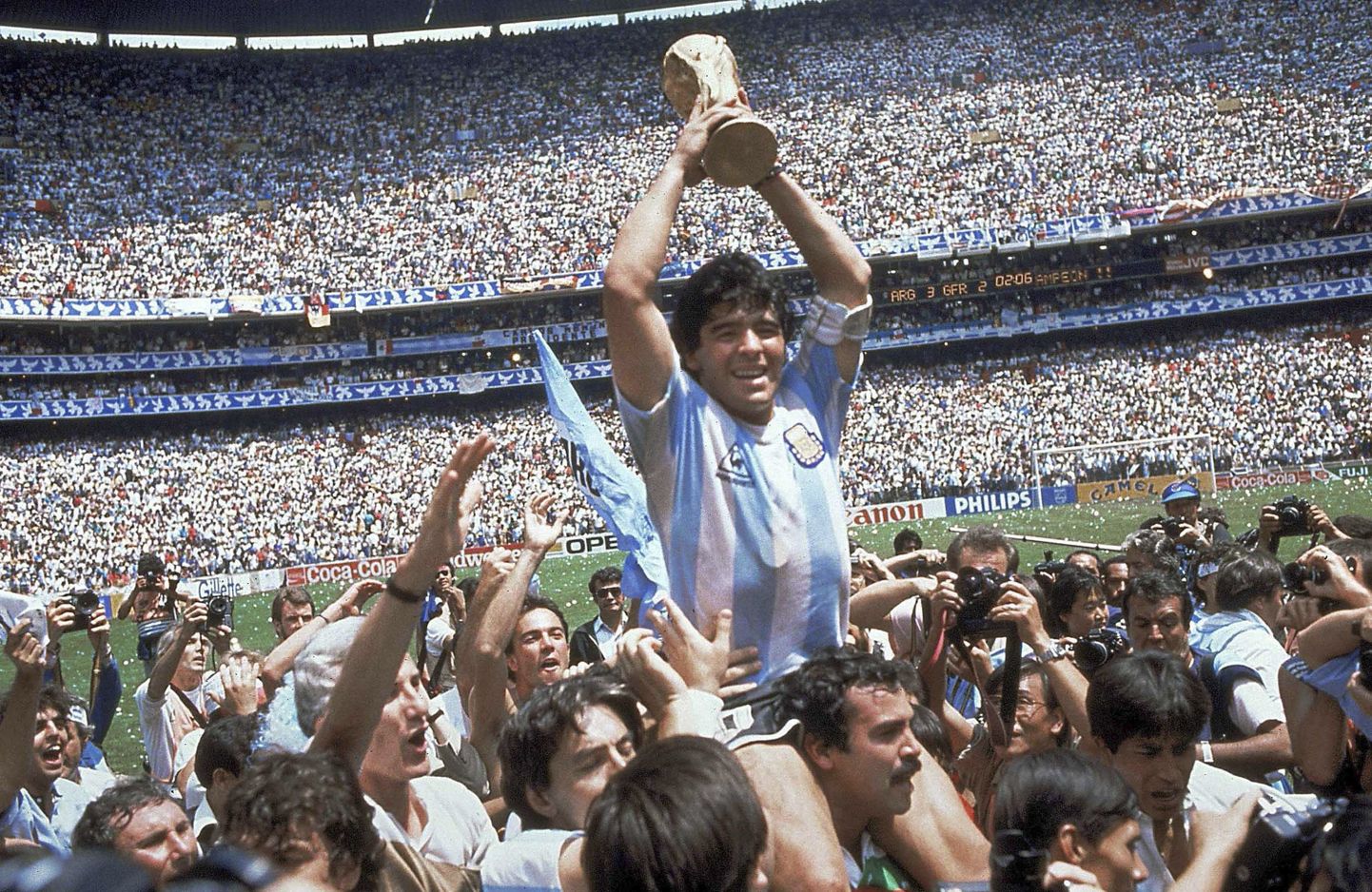 Diego Maradona MM-karikaga pärast 3:2 võitu Lääne-Saksamaa üle 1986. aata MM-finaalis.