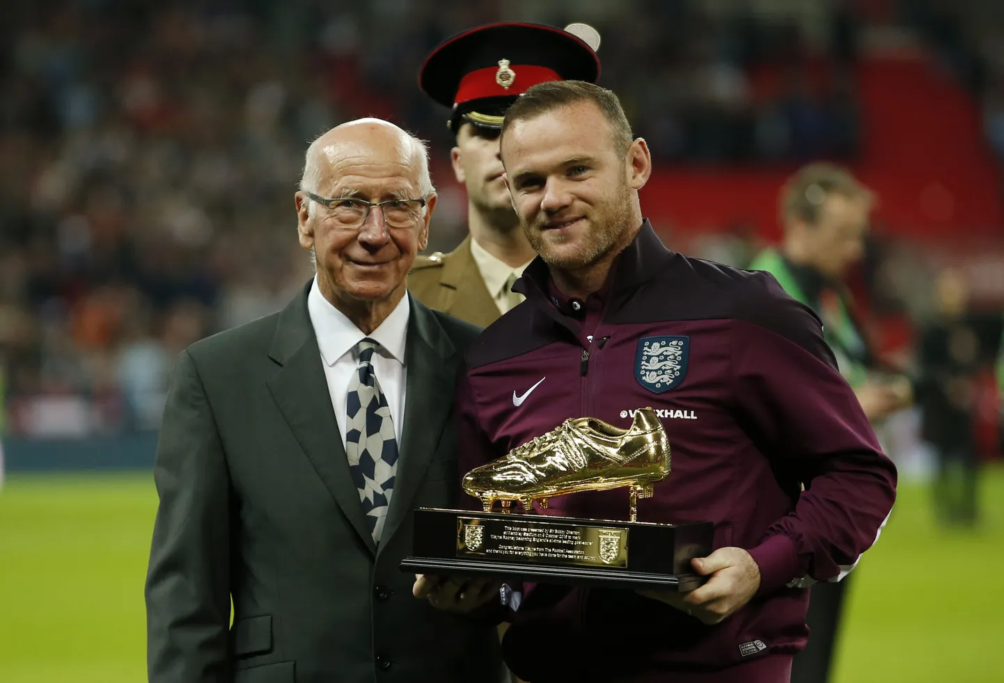 Wayne Rooney ja Sir Bobby Charlton.