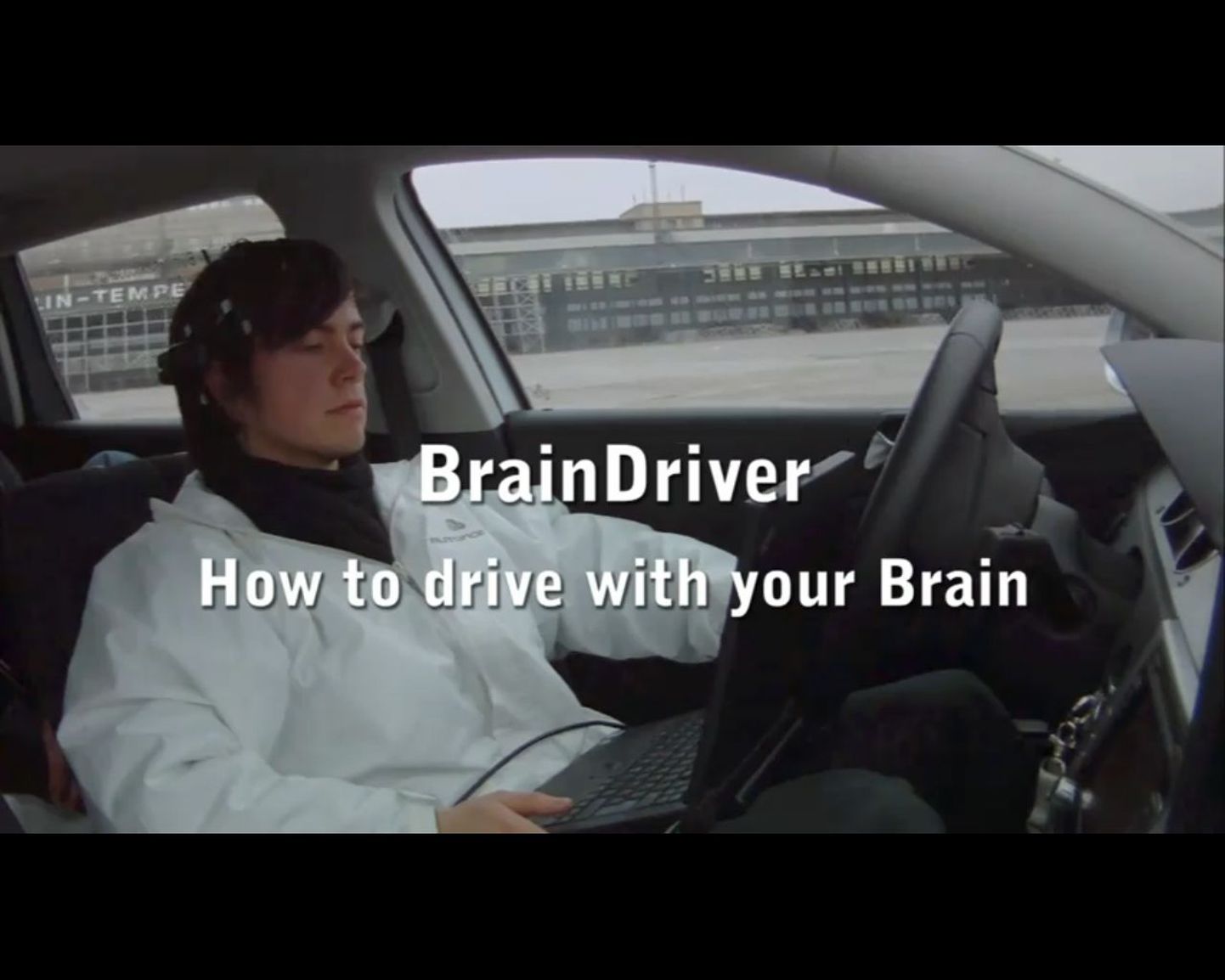 Kaader videost, kuidas inimene juhib autot mõtte jõul.