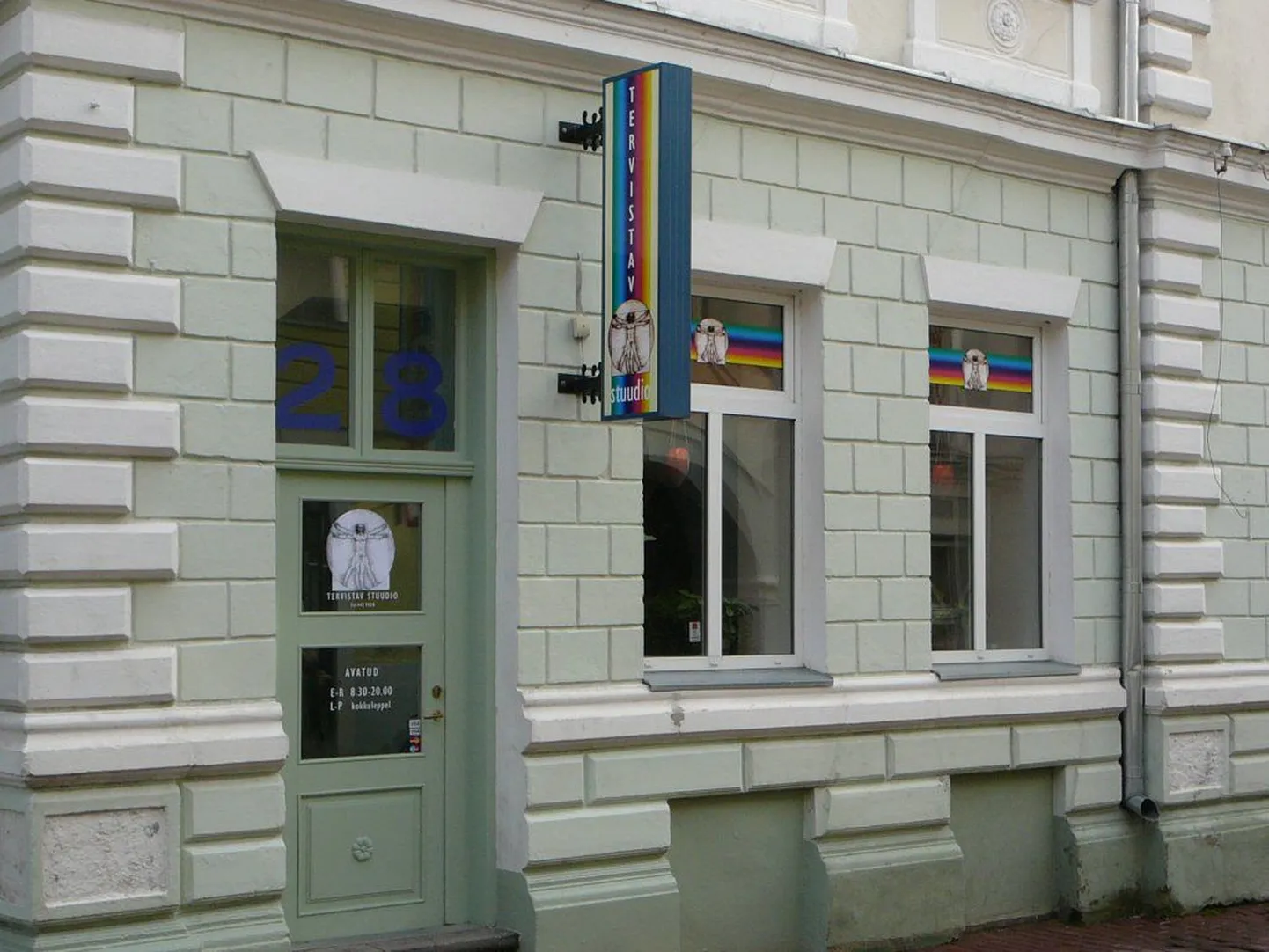Tervistav stuudio asub Pärnus Rüütli ja Pühavaimu tänavate nurgal.