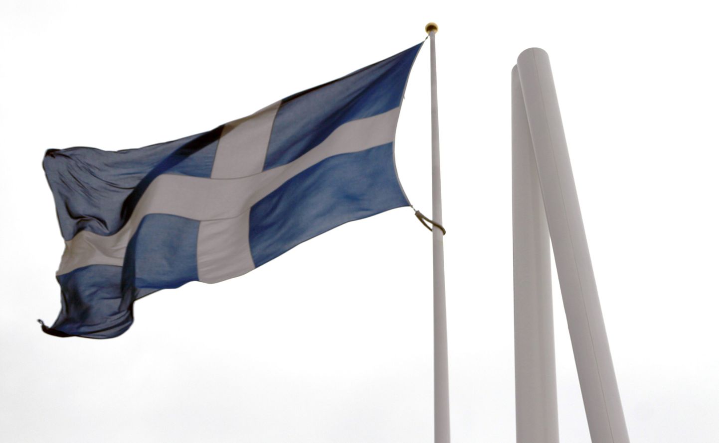 Suvepealinnas lehvib hetkel vaid Pärnu lipp, sest Eesti lipu mast murdus pooleks.