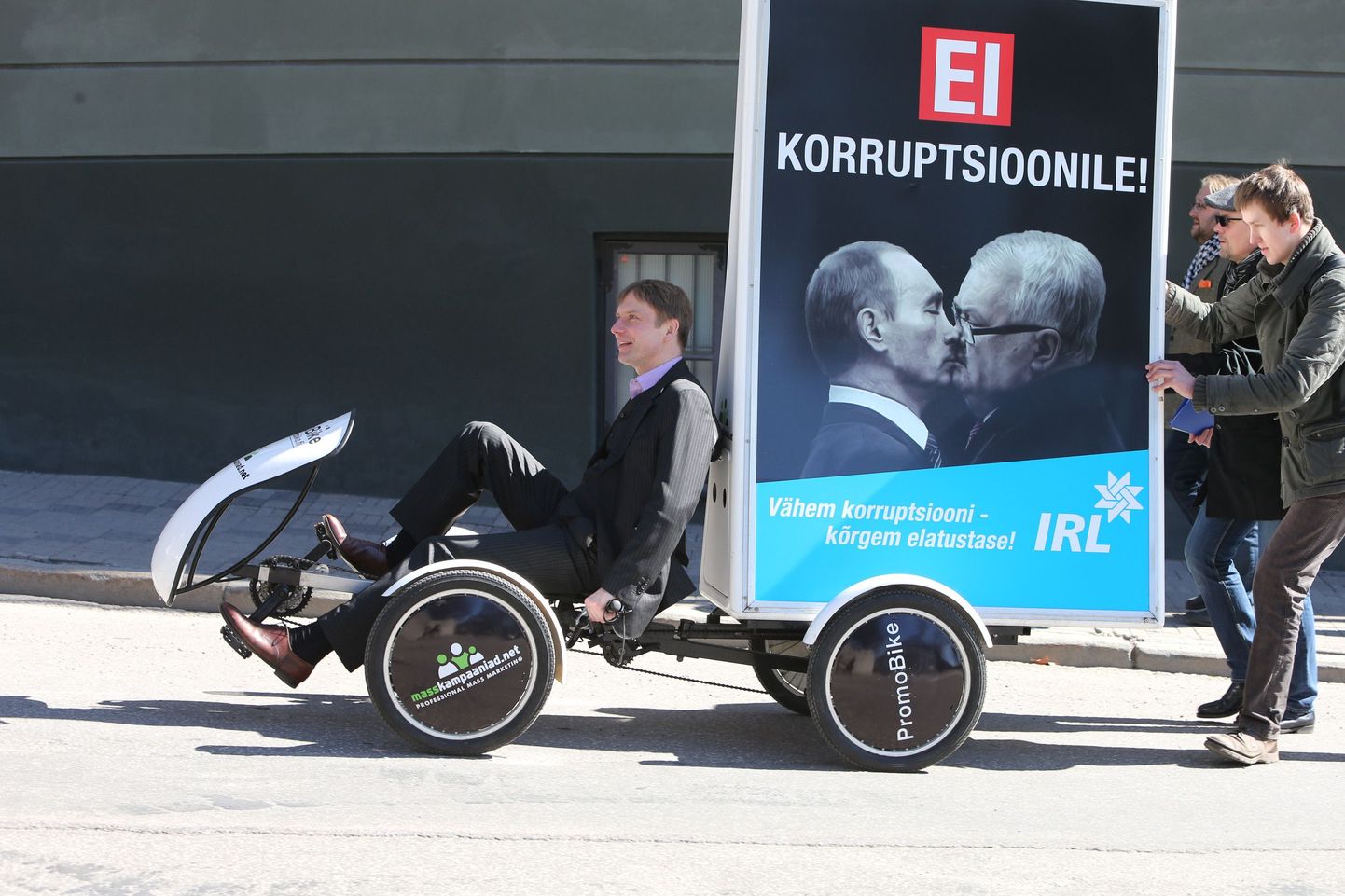 IRLi esindajad saabusid valimiskomisjoni juurde koos plakatitega, millel oli kujutatud suudlevaid Vladimir Putinit ja Edgar Savisaart.