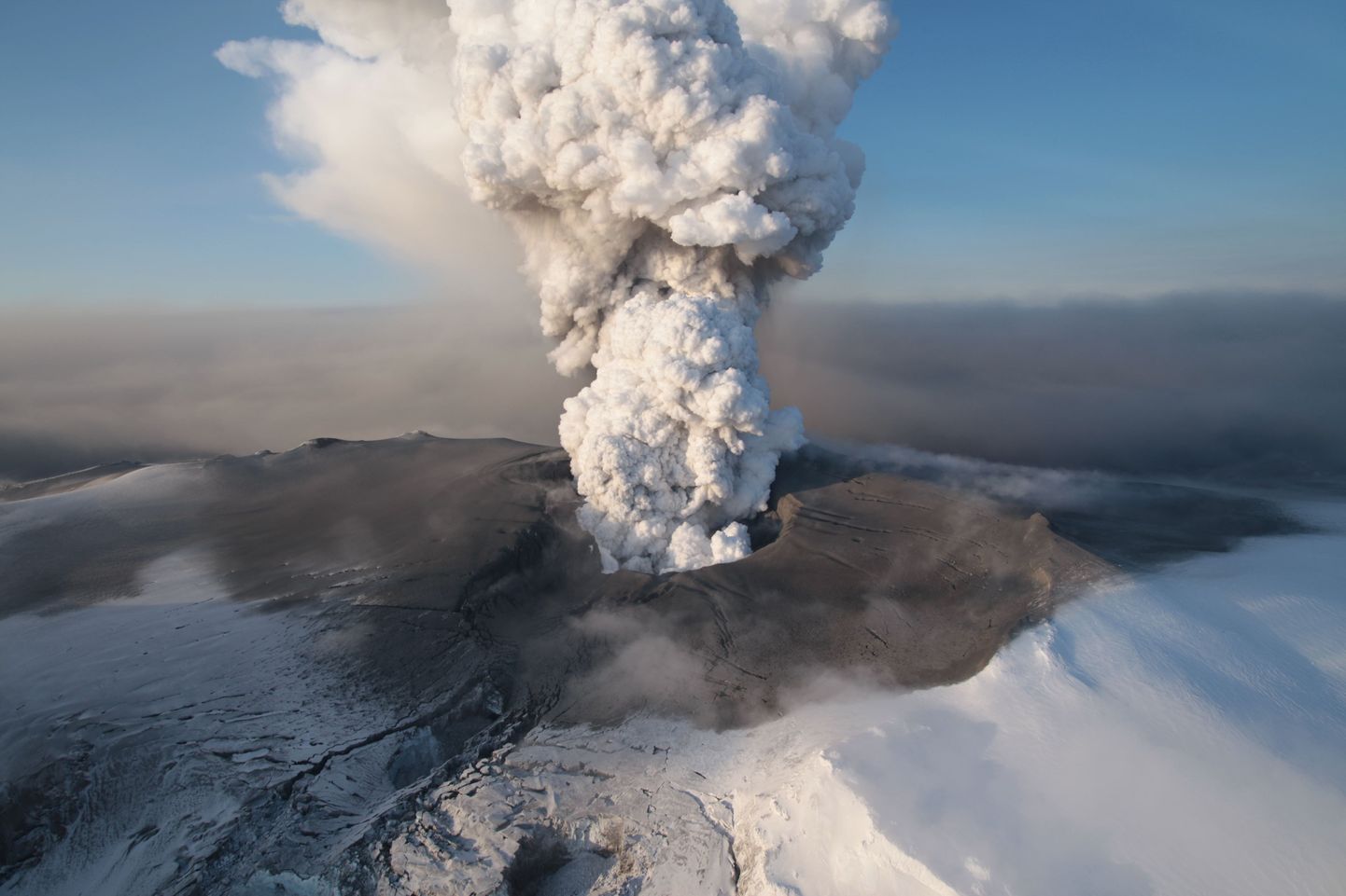 Täna tehtud õhufoto Eyjafjallajökulli liustiku tipus asuva vulkaani purskest.