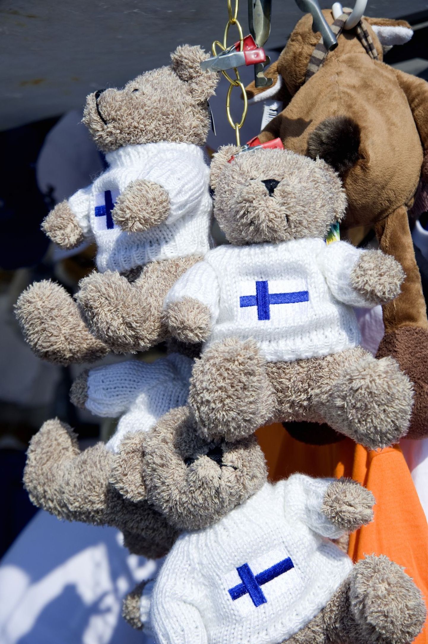 Mängukarud Soome lipu värvides džemprites