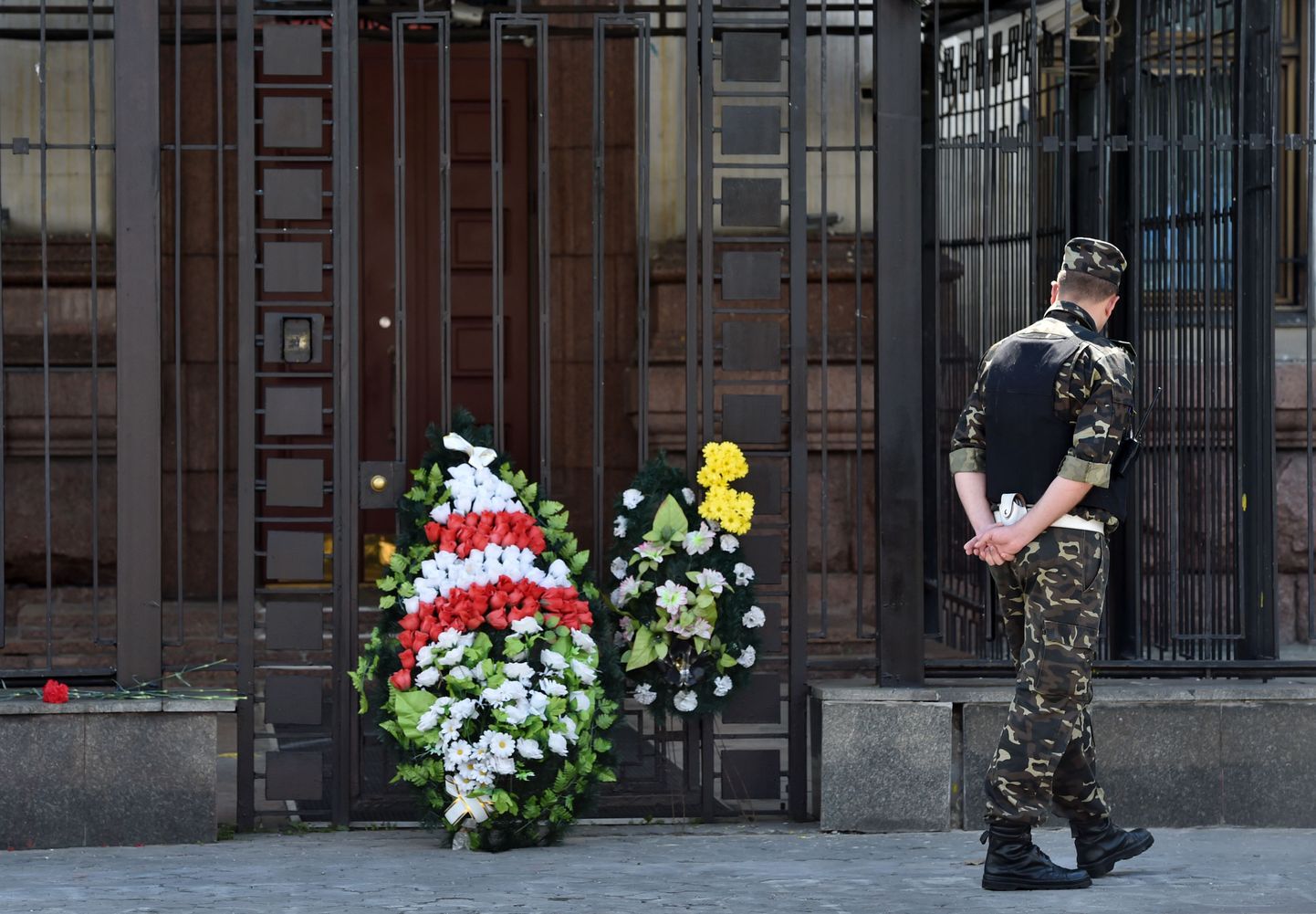 Kiievis asuva Venemaa saatkonna ette viivad idanaabri tegude pärast pahameelt tundvad ukrainlased matusepärgi.